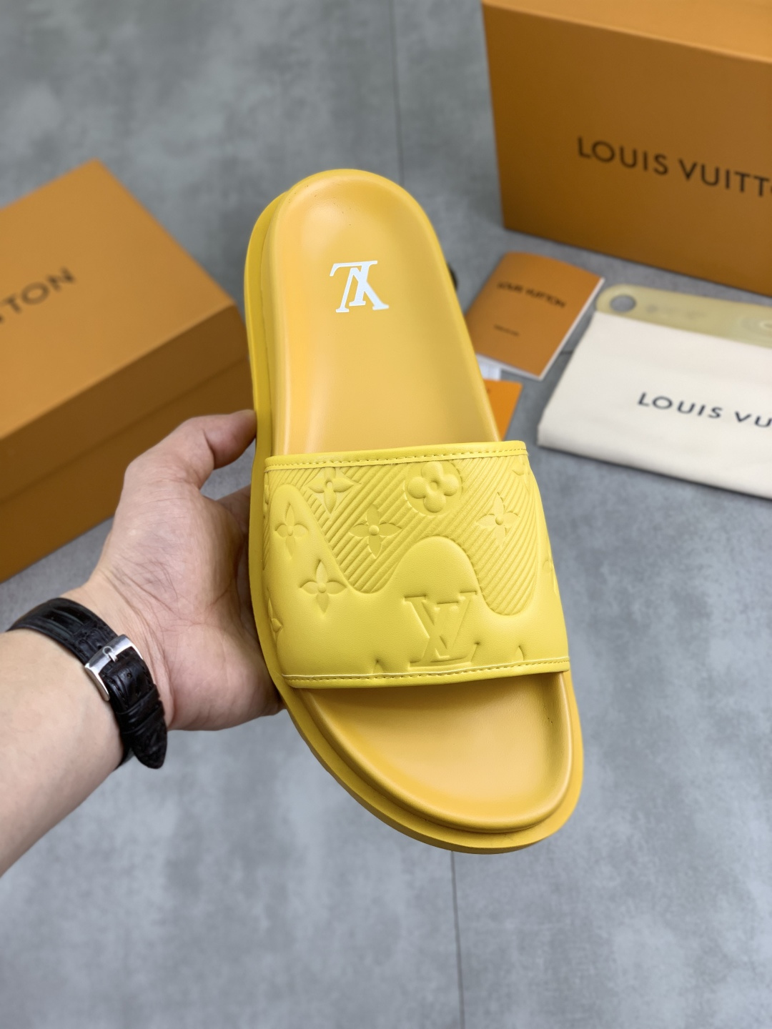 NO:280992,[Real Price] Original quality [LOUIS VUITTON] The official website hit Louis Vuitton LV men's slippers are released simultaneously!  Original fabric imported from Italy Original factory special original base Number of 38-45 A wide variety of colors available, louis vuitton,louis vuitton,louis vuitton,louis vuitton,slippers19860909【实价】 原单品质【LOUIS VUITTON】官网爆款路易威登 LV男士拖鞋 同步发售 ！意大利进口原版面料 原厂特供原版底 码数38-45 超多款颜色可选,,louis vuitton,louis vuitton,louis vuitton,slippers,Men's shoes