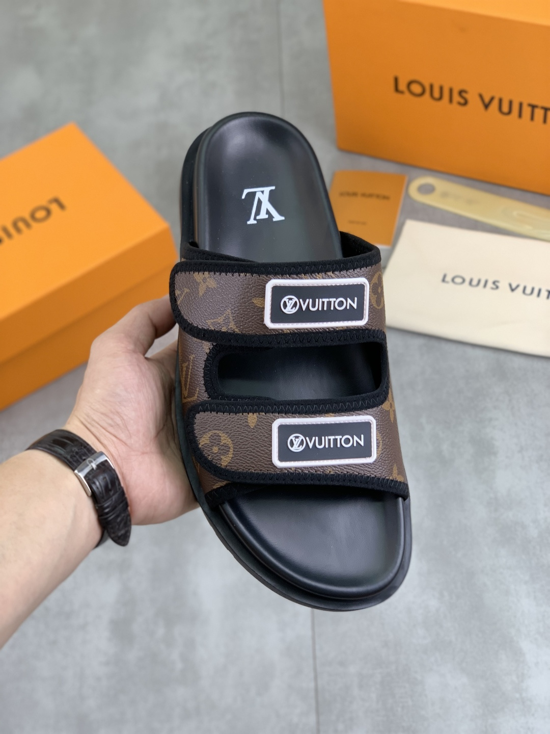 NO:280987,[Real Price] Top version Original quality [LOUIS VUITTON] The official website hit Louis Vuitton LV men's slippers are released simultaneously!  Original fabric imported from Italy Original factory special original base Number 39-44 (38 45 46 customized) Multiple colors available High-end packaging, louis vuitton, louis vuitton, louis vuitton, slippers19860909【实价】 顶级版本 原单品质【LOUIS VUITTON】官网爆款路易威登 LV男士拖鞋 同步发售 ！意大利进口原版面料 原厂特供原版底 码数39-44（38 45 46定做）多款颜色可选 高端包装,,louis vuitton,louis vuitton,louis vuitton,slippers,Men's shoes