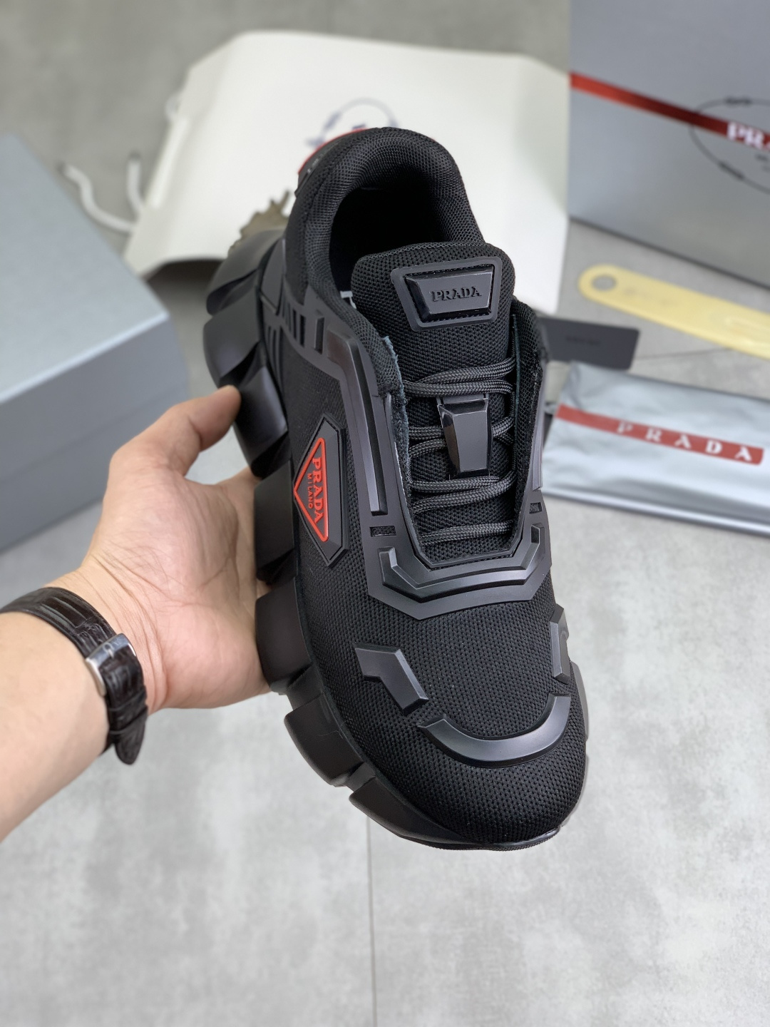 NO:283171,[Real price] High-version official website hits the hottest version, trendy brand (Prada Prada) mainly promotes hottest version, avant-garde and versatile fashion men's shoes private version, cowhide surface splicing 11.. Fashionable and crisp, original imported cowhide inner cowhide footbed; atmospheric personality is more trendy and eye-catching and pursue grade, it will subvert the old concept, and it must be a fashion trendy and fashionable trendy with you! Must keep it yourself! High-end comfortable, large and low, high-end quality workmanship. Number of 38-45; 4 colors are available.,,prada,prada,cowhide19860909【实价】高版本 官网爆款上市, 潮牌（普拉达Prada）主推爆款,前卫百搭时尚男鞋私版开模,牛皮面拼接11..时尚干脆、原版进口牛皮内里牛皮垫脚；大气个性更潮更抢眼更追求档次,它将颠覆旧念,与您共度时尚潮人必备! 必自留 ! 高大上的舒适大低,高端品质做工.码数38-45；4色可选.,,prada,prada,cowhide,Men's shoes