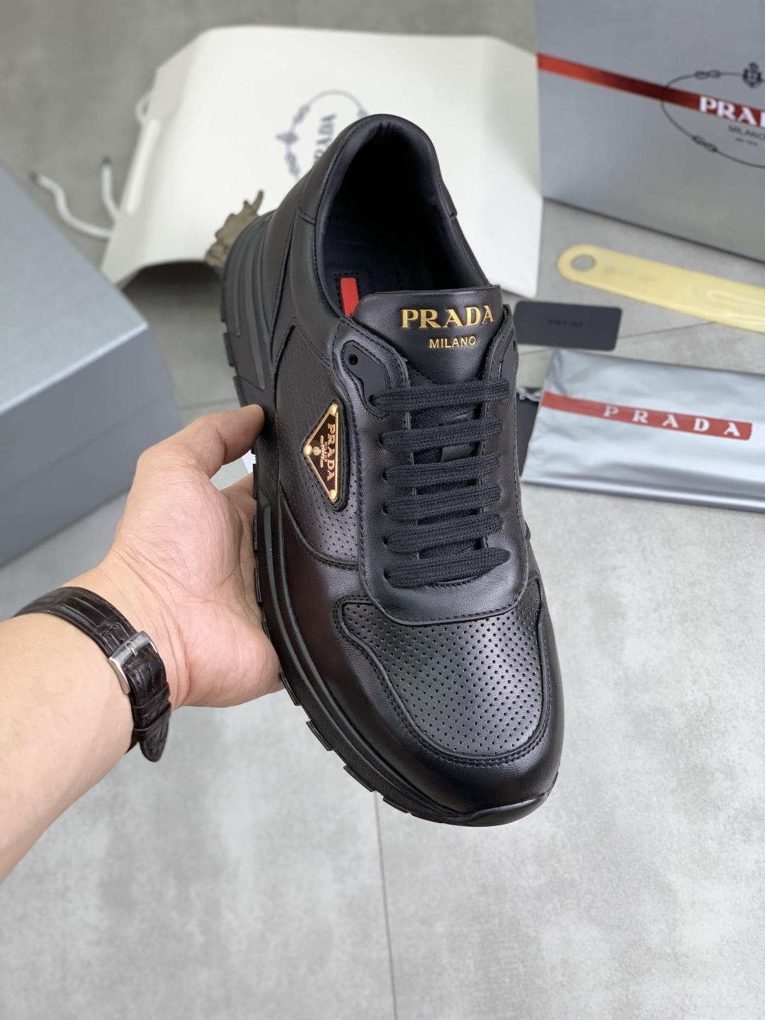 NO:283165,[Real price] High-version hot products are launched on the official website, trendy brand (Prada Prada) mainly promotes hot products, avant-garde and versatile fashion men's shoes private version, cowhide surface splicing 11.. Fashionable and crisp, original imported cowhide inner cowhide footbed; atmospheric personality is more trendy and eye-catching and pursue grade, it will subvert the old concept, and it must be a fashion trendy and fashionable trendy with you! Must keep it yourself! High-end comfortable, large and low, high-end quality workmanship. Number of 38-45; 5 colors are available.,,prada,prada,cowhide19860909【实价】高版本 官网爆款上市, 潮牌（普拉达Prada）主推爆款,前卫百搭时尚男鞋私版开模,牛皮面拼接11..时尚干脆、原版进口牛皮内里牛皮垫脚；大气个性更潮更抢眼更追求档次,它将颠覆旧念,与您共度时尚潮人必备! 必自留 ! 高大上的舒适大低,高端品质做工.码数38-45；5色可选.,,prada,prada,cowhide,Men's shoes