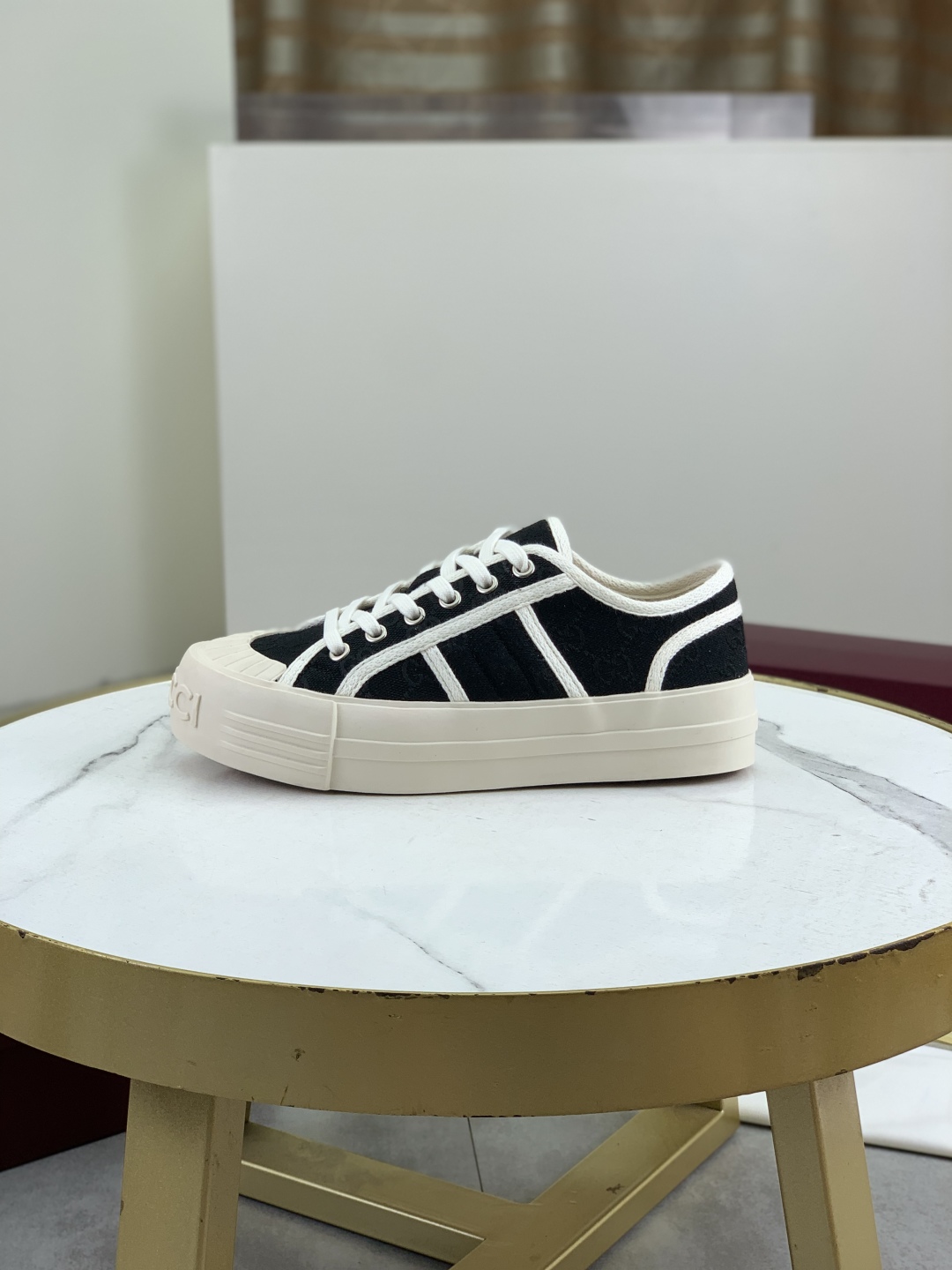 Gucci Women's Canvas Sneakers with Logo Floral Fabric,Black and White 2 cmp i1746377615315 5321 0 0