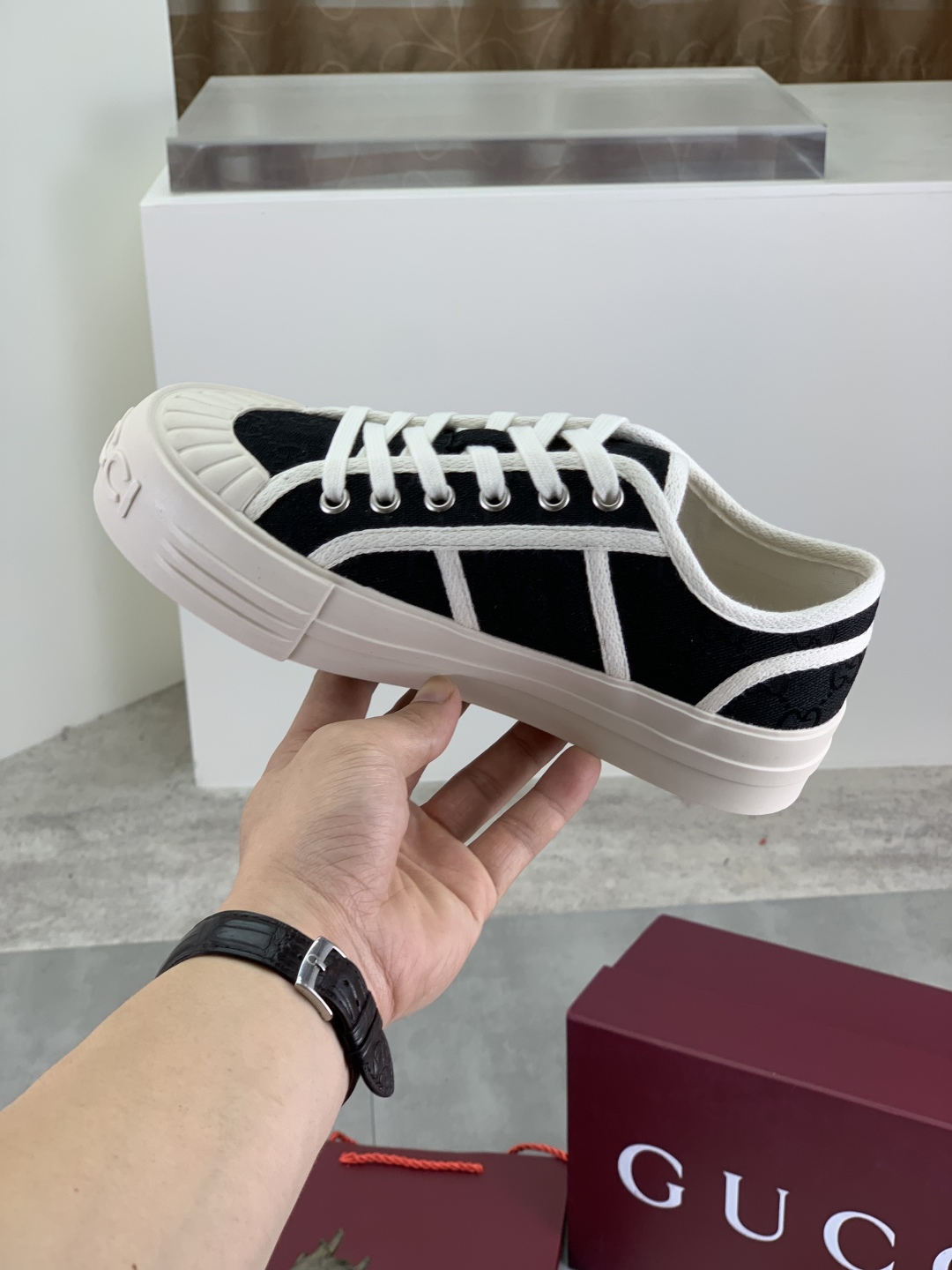 Gucci Women's Canvas Sneakers with Logo Floral Fabric,Black and White 7 cmp i1746377615428 7852 0 5