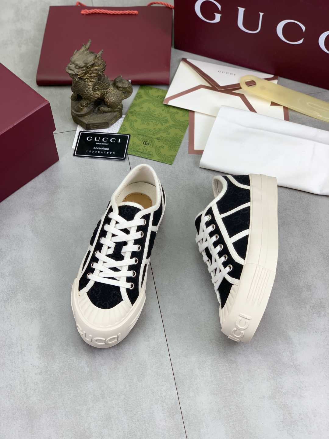 Gucci Women's Canvas Sneakers with Logo Floral Fabric,Black and White 6 cmp i1746377617551 5658 0 4