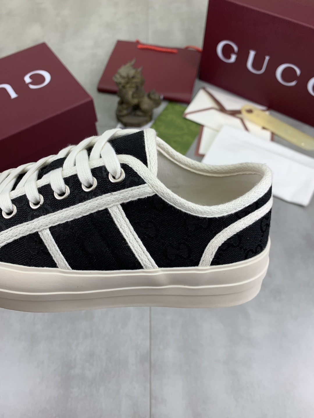 Gucci Women's Canvas Sneakers with Logo Floral Fabric,Black and White 8 cmp i1746377618343 2710 0 6