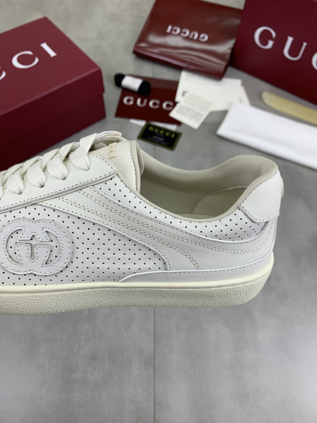 Gucci Women's White Leather Screener Sneaker with Interlocking G 8 cmp i1746378544915 1275 0 6