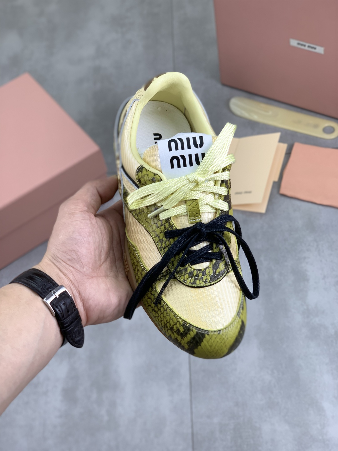 NO:283748,Real price Miao Miao MIUMIU 2025vs spring and summer new casual shoes series... The counter focuses on the latest styles, the newest casual shoes are available in the newest, and the purchasing level is!  Full of high-end feeling!  A popular model from domestic and foreign bloggers, retro and fashionable, beautiful!  The official website is the main model of the new casual shoes. The simple grating design, the recognizable tongue, and the foot is super sunny and youthful! The girlish taste is so girlish that it can make the casual shoes so sweet that only M can do it. The aura of the foot is so good, and the long skirt, shorts, and casual series can all be worn in a unique style. The age-reducing effect is very obvious. The noble temperament is versatile and fresh summer colors... Customized fabric original snake pattern leather breathable net. Customized inner original sheepskin breathable net. The original large sole original mold-opening anti-slip molding bottom. The original packaging is complete with the size 35-45,,miumiu, skirts, shorts, sheepskin19860909实价 缪缪MIUMIU 2025vs春夏新款休闲鞋系列……  专柜主打最新款 休闲鞋硬货上新  代购级别！高级感十足！国内外博主刷爆的一款,复古又时髦上脚美炸了！官网主推款★ 新款休闲鞋简约的格板设计,极具辨识度的鞋舌,上脚超级阳光青春! 少女味一足,能把休闲鞋打造的如此甜美,只有M才能做到了,上脚气场一足,随意搭配,长裙,短裙,短裤,休闲系列都能穿出与众不同的风格,减龄效果非常明显,高贵气质百搭型,清新的夏季色彩……  面料定制原版蛇纹皮透气网 内里定制原版羊皮透气网 大底原版开模防滑成型底 包装原版全套包装 码数35-45,,miumiu,skirts,shorts,sheepskin,Men's shoes