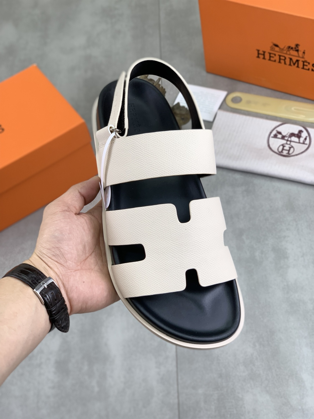 NO:283893,Real price [HERMES] high-end quality new Hermes slippers, imported calfskin fabric, wear-resistant and non-slip rubber outsole. Fashionable and atmospheric Size 39-44 (38 45 46 customized),,hermes,hermes,slippers,cowhide19860909实价【HERMES】高端品质 新款爱马仕拖鞋,面料进口小牛皮,耐磨防滑橡胶大底.时尚大气 码数39-44（38 45 46 订做）,,hermes,hermes,slippers,cowhide,Men's shoes