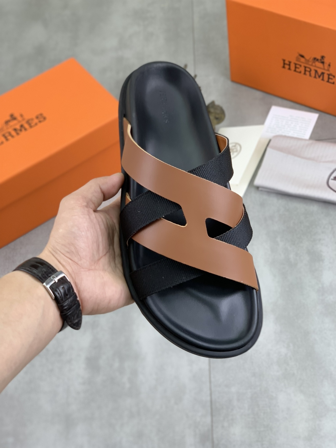 NO:283868,Real price [HERMES] high-end quality new Hermes slippers, imported calfskin fabric, wear-resistant and non-slip rubber outsole. Fashionable and atmospheric Size 39-44 (38 45 46 customized),,hermes,hermes,slippers,cowhide19860909实价【HERMES】高端品质 新款爱马仕拖鞋,面料进口小牛皮,耐磨防滑橡胶大底.时尚大气 码数39-44（38 45 46 订做）,,hermes,hermes,slippers,cowhide,Men's shoes