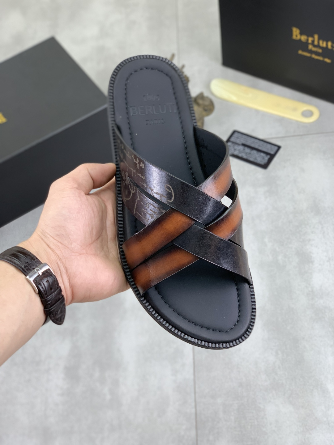 NO:283881,Real price, high quality, Berluti/Bruti New slippers are coming, imported cowhide material is made of pure hand-made and repeated color correction, imported selected calfskin made of inner foot pads, brand logo two-color original outsole, fashionable and comfortable, perfect interpretation of fashion, sunny, stylish, suitable for all occasions, full original packaging, good products. Size39-46 Black Brown Blue optional,,slippers,cowhide19860909实价 高品质 Berluti/布鲁提 新款拖鞋来袭 进口牛皮材质纯手工重复擦色改色制成 内里垫脚进口精选小牛皮制作 品牌logo双色原版大底 时髦又舒适 完美诠释了时尚 阳光 有型 适合各种场合 全原包装 自留佳品. Size39-46 黑色 棕色 蓝色可选,,slippers,cowhide,Men's shoes