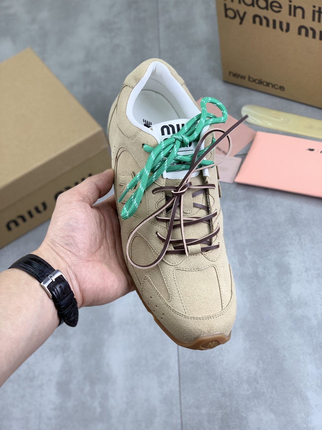 NO:284035,Real price Couple model MiuMiu x New Balance NB530 casual sneakers Forrest Gump shoes Deshu shoes Original purchase and development Miu Miu x New Balance classic NB530 sneakers have introduced its own iterative version 530SL. The sneakers adopt a deconstruction and lightweight design, with brown and beige color matching, with a bit of antique fabric covering the outline of New Balance 530. The deliberately worn and uneven leather tones give the buckle shoes a different personality. This co-branded shoe is equipped with a pair of shoelace designs, including white, orange, brown and yellow laces, creating a casual tie-up feeling, which adds a bit of overall feeling. Boyish and casual sexy Fabric: Original custom imported top-layer cowhide Inner original imported sheepskin sole original open mold anti-slip rubber sole size 35-44 for men and women, miumiu, sneakers, cowhide, sheepskin19860909实价 情侣款MiuMiu缪缪 x New Balance NB530 休闲 运动鞋 阿甘鞋 德训鞋 原版购入开发做货 Miu Miu x New Balance 经典NB530运动鞋中汲取灵感推出了自己的迭代版本530SL.该运动鞋采用解构和轻盈的设计,有棕色和米色配色,带点彷旧日的布料包覆着 New Balance 530的轮廓,刻意磨损、不均匀的皮革色调,让波鞋多了不同的个性这款联名鞋款配有双鞋带设计,包括白色、橙色、棕色和黄色鞋带,营造出随性系起的感觉,为整体感又多了几分 Boyish 以及率性感 面料:原版定制进口头层牛皮 内里原版进口羊皮里 鞋底原版开模防滑生胶底 码数男女码35-44,,miumiu,sneakers,cowhide,sheepskin,Men's shoes