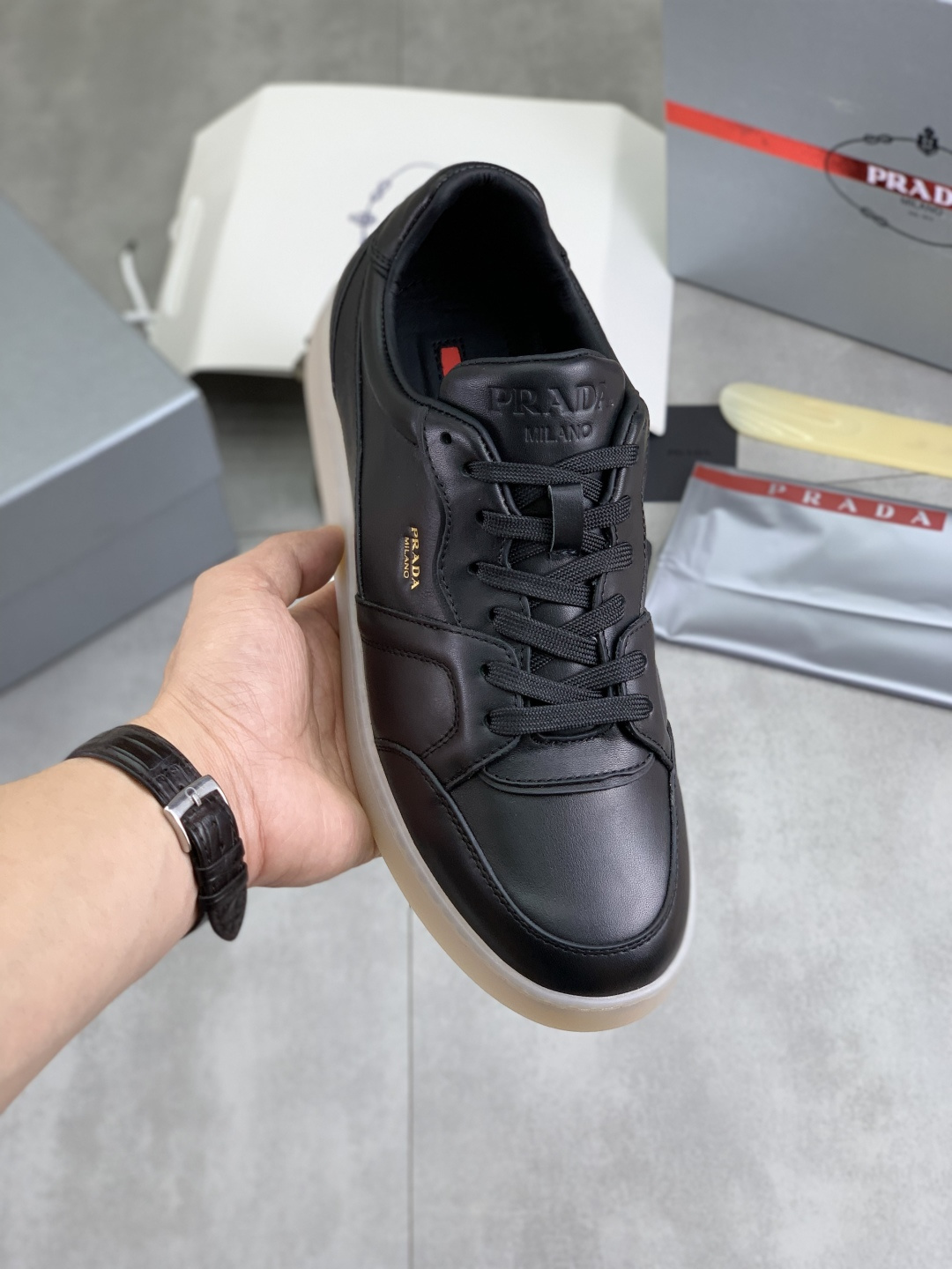 NO:284024,[Real Price] The official website hits the hottest model, the trendy brand (Prada Prada) is mainly promoted by popular models, avant-garde and versatile fashion men's shoes are open in private version, cowhide surface splicing 11 replicas... Fashionable and crisp, original imported cowhide inner cowhide footsteps; atmospheric personality is more trendy and eye-catching and pursue grades, it will subvert the old concept, and it must be a fashion trendy and fashionable trendy with you! Must keep it yourself! High-end comfortable, large and low, high-end quality workmanship. Number 38-45; black and white are optional.,,prada,prada,cowhide19860909【实价】官网爆款上市, 潮牌（普拉达Prada）主推爆款,前卫百搭时尚男鞋私版开模,牛皮面拼接11复刻..时尚干脆、原版进口牛皮内里牛皮垫脚；大气个性更潮更抢眼更追求档次,它将颠覆旧念,与您共度时尚潮人必备! 必自留 ! 高大上的舒适大低,高端品质做工.码数38-45；黑色 白色可选.,,prada,prada,cowhide,Men's shoes