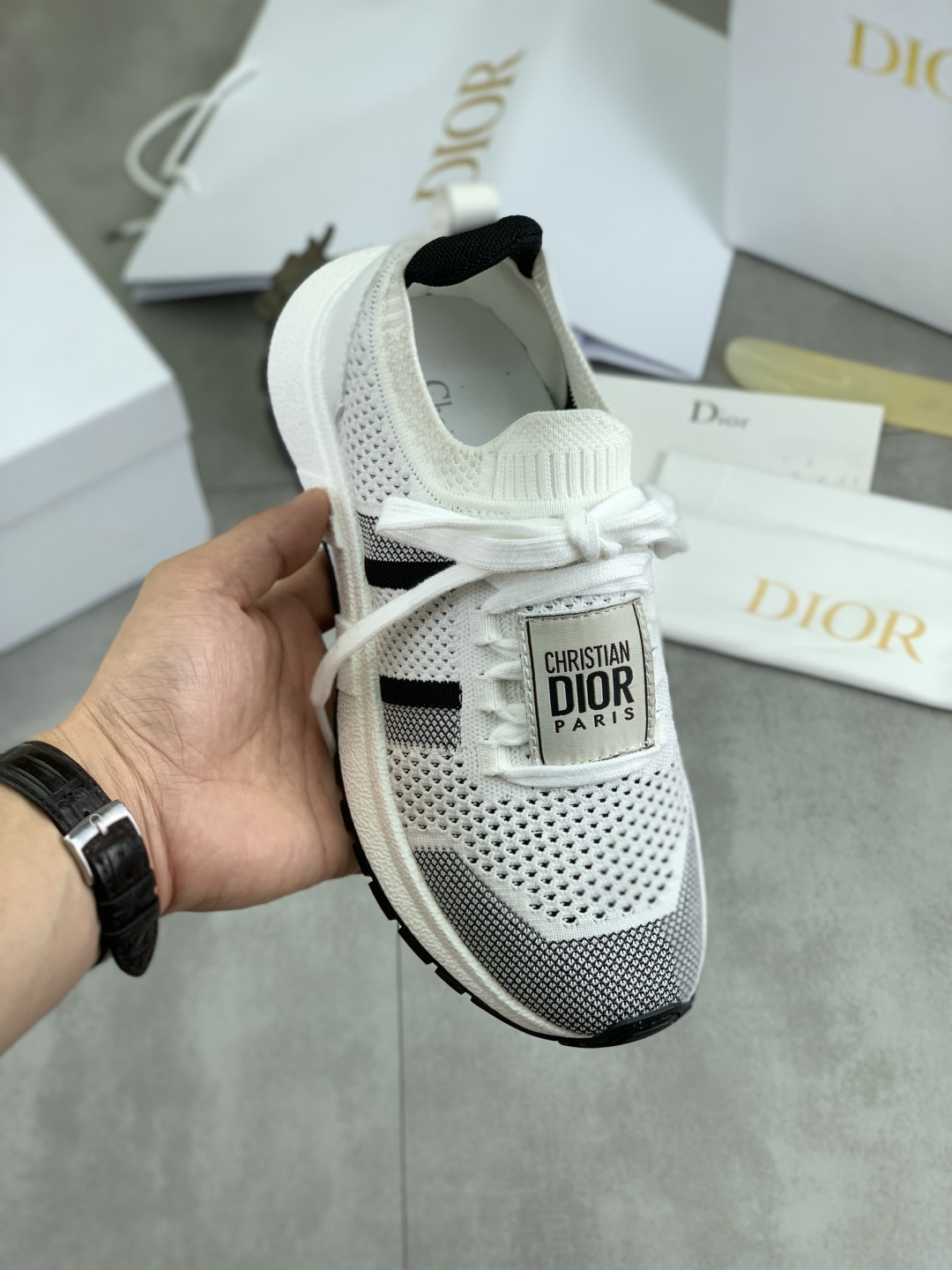 NO:284027,Real price New Run'n Mesh Flying Weaving Sports Shoes Reinterpret the sporty style with an elegant and fashionable look. The upper is carefully crafted from pure black mesh fabric, and the laces and heels are decorated with the Christian Dior Paris logo. The exquisite two-color sole is light and soft, which adds a high-order temperament to all kinds of casual looks. The upper original mold open-mold flying weaving fabric breathable and comfortable inner footbed mesh fabric/reverse velvet sheepskin sole TPU absorbent film anti-slip outsole Size couple model 35-45,,dior,sneakers,sheepskin19860909实价 新款Run'n网眼飞织运动鞋 以优雅时尚的造型重新演绎运动风格.鞋面采用纯黑网眼织物精心制作,鞋带和鞋跟饰以Christian Dior Paris标志.精致的双色鞋底轻盈柔软,可为各式休闲造型增添高订气质. 鞋面原版开模飞织面料 透气舒适 内里垫脚网眼织物/反绒羊皮 鞋底TPU吸膜防滑大底 码数情侣款35-45,,dior,sneakers,sheepskin,Men's shoes