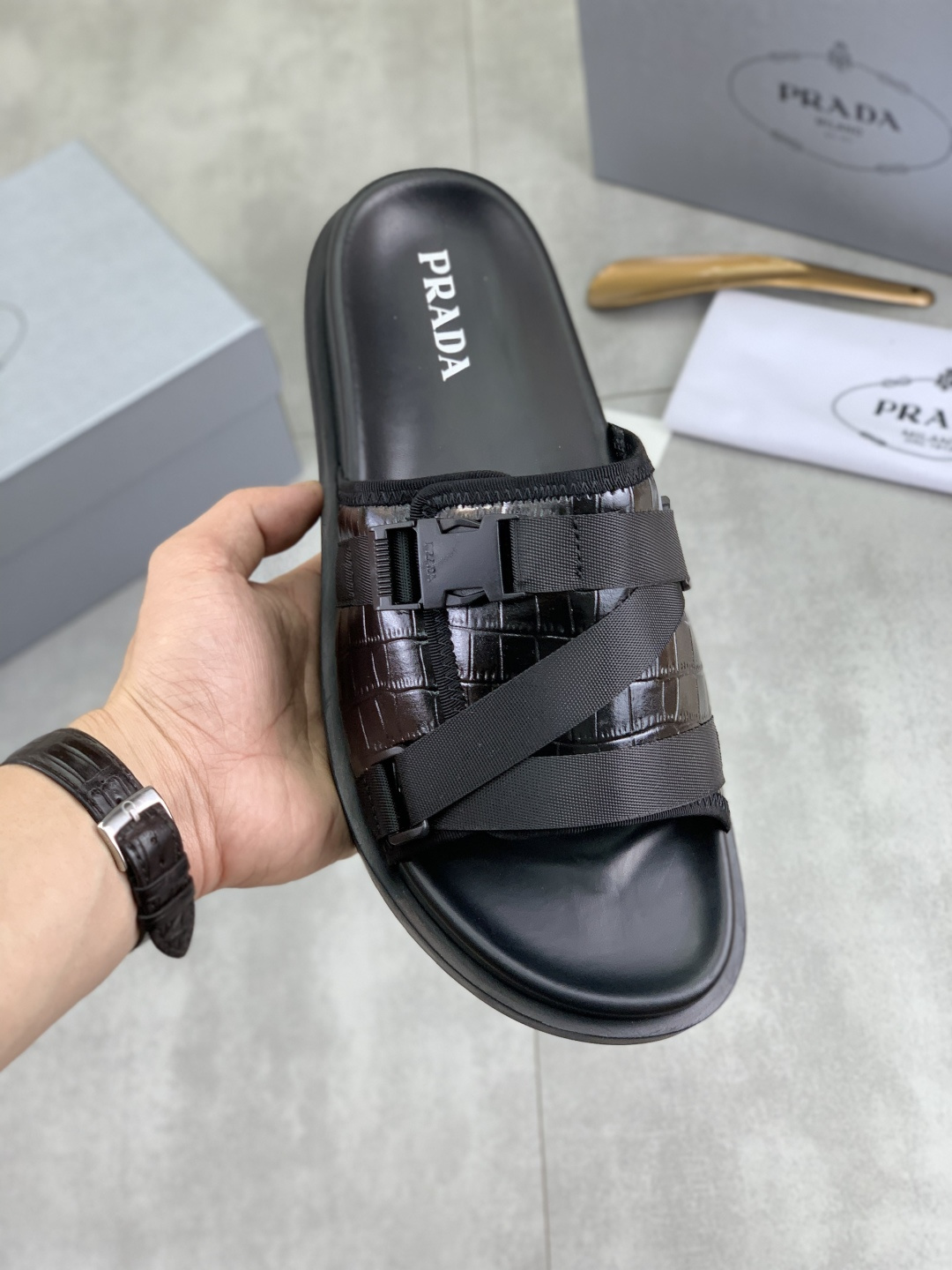 NO:284031,[Real Price] PRADA new casual slippers, original official website, perfectly made to transmit a kind of noble luxury, sublimating its luxury definition in Prada's high-end extraordinary craftsmanship. Original combination of large sole, 38-44 (45 customized) Multiple color selections, prada, prada, slippers19860909【实价】 PRADA 普拉达新款休闲拖鞋,原版官网、完美做透射出一种尊贵奢华,于普拉达高端超凡工艺中升华其奢侈定义.原版组合大底,码数38-44（45定做） 多款款色选,,prada,prada,slippers,Men's shoes