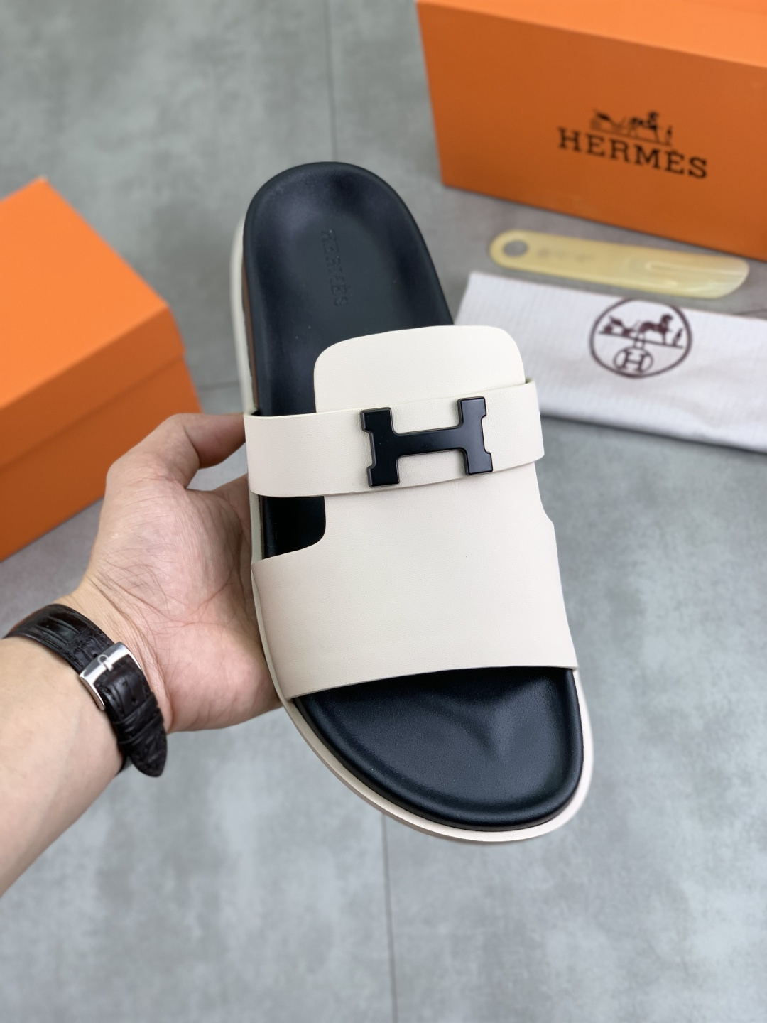 NO:284217,Real price [HERMES] high-end quality new Hermes slippers, imported silk calfskin, wear-resistant and non-slip rubber outsole. Fashionable and atmospheric Size 39-44 (38 45 46 customized),,hermes,hermes,slippers,cowhide19860909实价【HERMES】高端品质 新款爱马仕拖鞋,面料进口丝绸小牛皮,耐磨防滑橡胶大底.时尚大气 码数39-44（38 45 46 订做）,,hermes,hermes,slippers,cowhide,Men's shoes