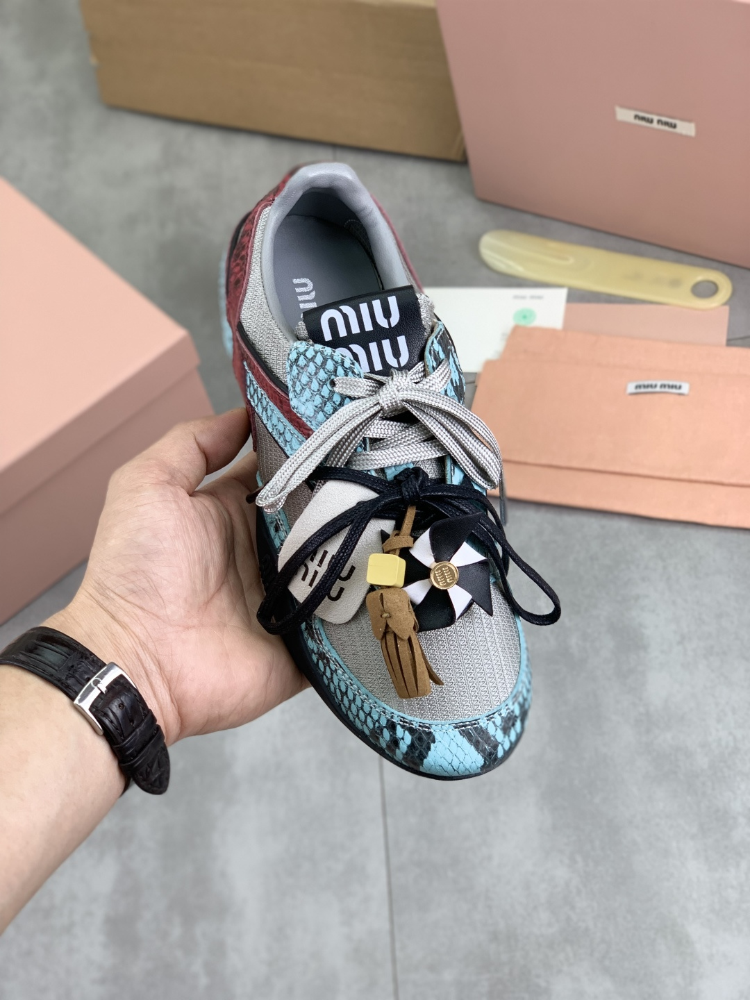 NO:284511,Real price Miao Miao MIUMIU 2025vs spring and summer new casual shoes series... Focus on the latest casual shoes, hard goods on the newest, purchasing level!  Full of high-end feeling!  A popular model from domestic and foreign bloggers, retro and fashionable, beautiful!  The official website is the main model of the new casual shoes. The simple grating design, the recognizable tongue, and the feet are super sunny and youthful! The girlish taste is so girlish that it can make the casual shoes so sweet that only M can do it. The aura of the foot is so good, and the long skirt, shorts, and casual series can all be worn in a unique style. The age-reducing effect is very obvious. The noble temperament is versatile and fresh summer colors... Customized fabric original snake pattern leather breathable net. Customized inner original sheepskin breathable net sheepskin footbed. The original open molding anti-slip molding bottom. The original packaging is full set of packaging with aircraft box. Size 35-40. Male 39-45.,miumiu, skirts, shorts, sheepskin.19860909实价 缪缪MIUMIU 2025vs春夏新款休闲鞋系列……  主打最新款 休闲鞋硬货上新  代购级别！高级感十足！国内外博主刷爆的一款,复古又时髦上脚美炸了！官网主推款★ 新款休闲鞋简约的格板设计,极具辨识度的鞋舌,上脚超级阳光青春! 少女味一足,能把休闲鞋打造的如此甜美,只有M才能做到了,上脚气场一足,随意搭配,长裙,短裙,短裤,休闲系列都能穿出与众不同的风格,减龄效果非常明显,高贵气质百搭型,清新的夏季色彩……  面料定制原版蛇纹皮透气网 内里定制原版羊皮透气网羊皮垫脚 大底原版开模防滑成型底 包装原版全套包装配飞机盒 码数女35-40 男39-45,,miumiu,skirts,shorts,sheepskin,Men's shoes