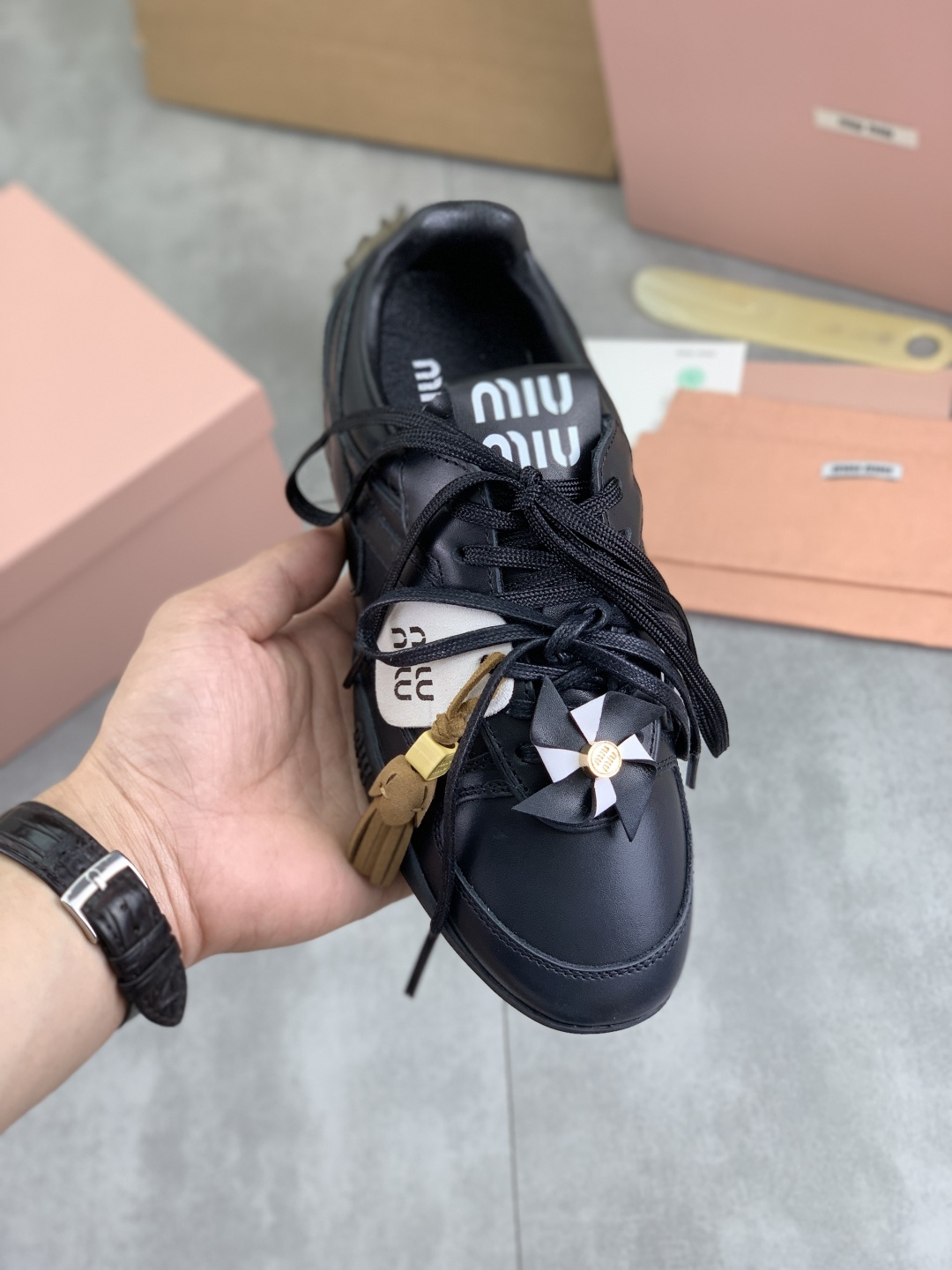 NO:284514,Real price Miao Miao MIUMIU 2025vs spring and summer new casual shoes series... Focus on the latest casual shoes, hard goods on the newest, purchasing level!  Full of high-end feeling!  A popular model from domestic and foreign bloggers, retro and fashionable, beautiful!  The official website is the main model of the new casual shoes. The simple grating design, the recognizable tongue, and the foot is super sunny and youthful! The girlish taste is so girlish that it can make the casual shoes so sweet that only M can do it. The aura of the foot is so good, and the long skirt, shorts, and casual series can all be worn in a unique style. The age-reducing effect is very obvious. The noble temperament is versatile and fresh summer colors... Customized fabrics are customized with original calfskin. Customized inner sheepskin sheepskin footbed. The original mold-opening and anti-slip molding bottom. The original packaging is full-set packaging with aircraft box. Size 35-40. Male 39-45.,miumiu, skirts, shorts, cowhide, sheepskin.19860909实价 缪缪MIUMIU 2025vs春夏新款休闲鞋系列……  主打最新款 休闲鞋硬货上新  代购级别！高级感十足！国内外博主刷爆的一款,复古又时髦上脚美炸了！官网主推款★ 新款休闲鞋简约的格板设计,极具辨识度的鞋舌,上脚超级阳光青春! 少女味一足,能把休闲鞋打造的如此甜美,只有M才能做到了,上脚气场一足,随意搭配,长裙,短裙,短裤,休闲系列都能穿出与众不同的风格,减龄效果非常明显,高贵气质百搭型,清新的夏季色彩……  面料定制原版小牛皮 内里定制原版羊皮羊皮垫脚 大底原版开模防滑成型底 包装原版全套包装配飞机盒 码数女35-40 男39-45,,miumiu,skirts,shorts,cowhide,sheepskin,Men's shoes