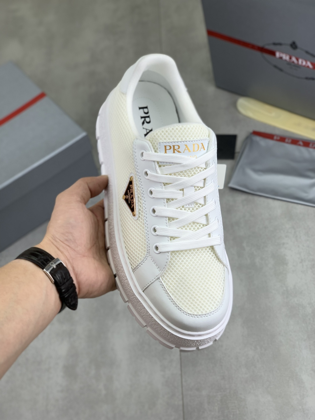 NO:346590,[Real Price] The official website hits the hottest model, the trendy brand (Prada Prada) mainly promotes the hottest model, avant-garde and versatile fashion men's shoes private version, cowhide surface splicing 11.. Fashionable and crisp, original imported cowhide inner cowhide footbed; atmospheric personality, more trendy and eye-catching, it will subvert the old concept, and it must have fashion trendy and trendy people with you! You must keep it yourself! High-end comfortable, large and low, high-end quality workmanship. Number of 38-45; 4 colors are available.,,prada,prada,cowhide19860909【实价】官网爆款上市, 潮牌（普拉达Prada）主推爆款,前卫百搭时尚男鞋私版开模,牛皮面拼接11..时尚干脆、原版进口牛皮内里牛皮垫脚；大气个性更潮更抢眼更追求档次,它将颠覆旧念,与您共度时尚潮人必备! 必自留 ! 高大上的舒适大低,高端品质做工.码数38-45；4色可选.,,prada,prada,cowhide,Men's shoes