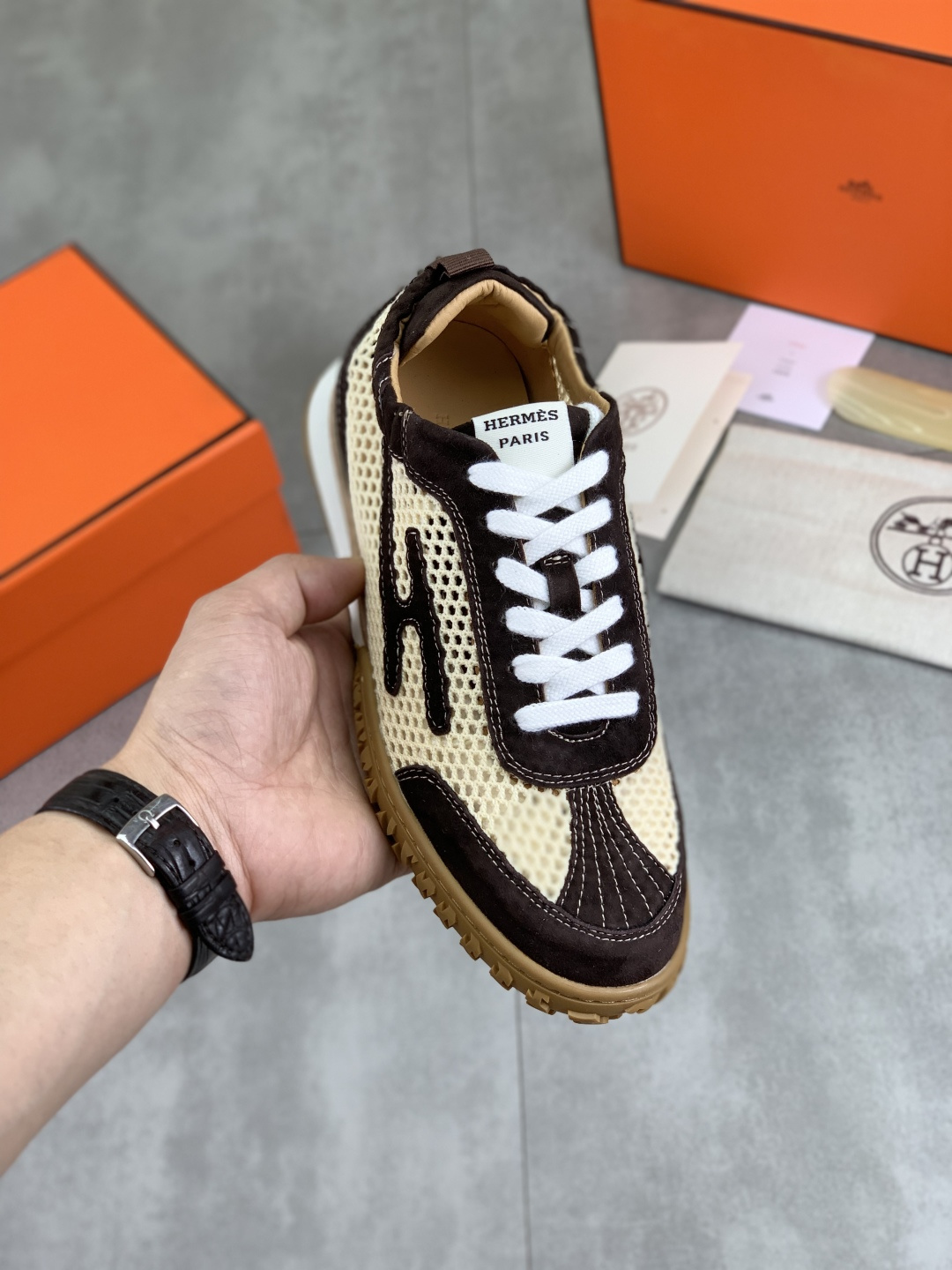 NO:348024,Real price Top version Original list Hermes men's Drift Sneaker New summer casual sneakers Original purchase and development Made goods H family men's classic series Technology breathable fabric with cowhide Casual sports shoes Casual footwear sports dad shoes combined with high-tech breathable material and cowhide, side H family exclusive button decoration The outsole is full of H italic design and bright colors to show vitality, continuing the brand design inspiration. Walking through the city lightly, feeling unrestrained and comfortable. Delivery exquisite packaging Original customized breathable material + top layer cowhide inner cowhide footbed Large sole open mold to take PU + TPU material Size 35-45 Multiple colors available Boutique packaging, hermes, hermes, sneakers, cowhide19860909实价 顶级版本 原单 Hermes爱马仕男款 Drift Sneaker 夏季新款休闲运动鞋 原版购入开发 做货 H家男士经典系列 科技透气面料搭配牛皮 休闲运动鞋 休闲之履运动老爹鞋结合高科技透气材质与牛皮,侧面H家专属纽扣装饰 大底满满H斜体设计和鲜艳色彩展现活力,延续品牌设计灵感.轻盈漫步都市,感受无拘舒适. 配送精美包装 面料原版定制透气材质+头层牛皮 内里牛皮垫脚 大底开模抽空PU+TPU材质 Size 35-45 多款颜色可选 精品包装,,hermes,hermes,sneakers,cowhide,Men's shoes