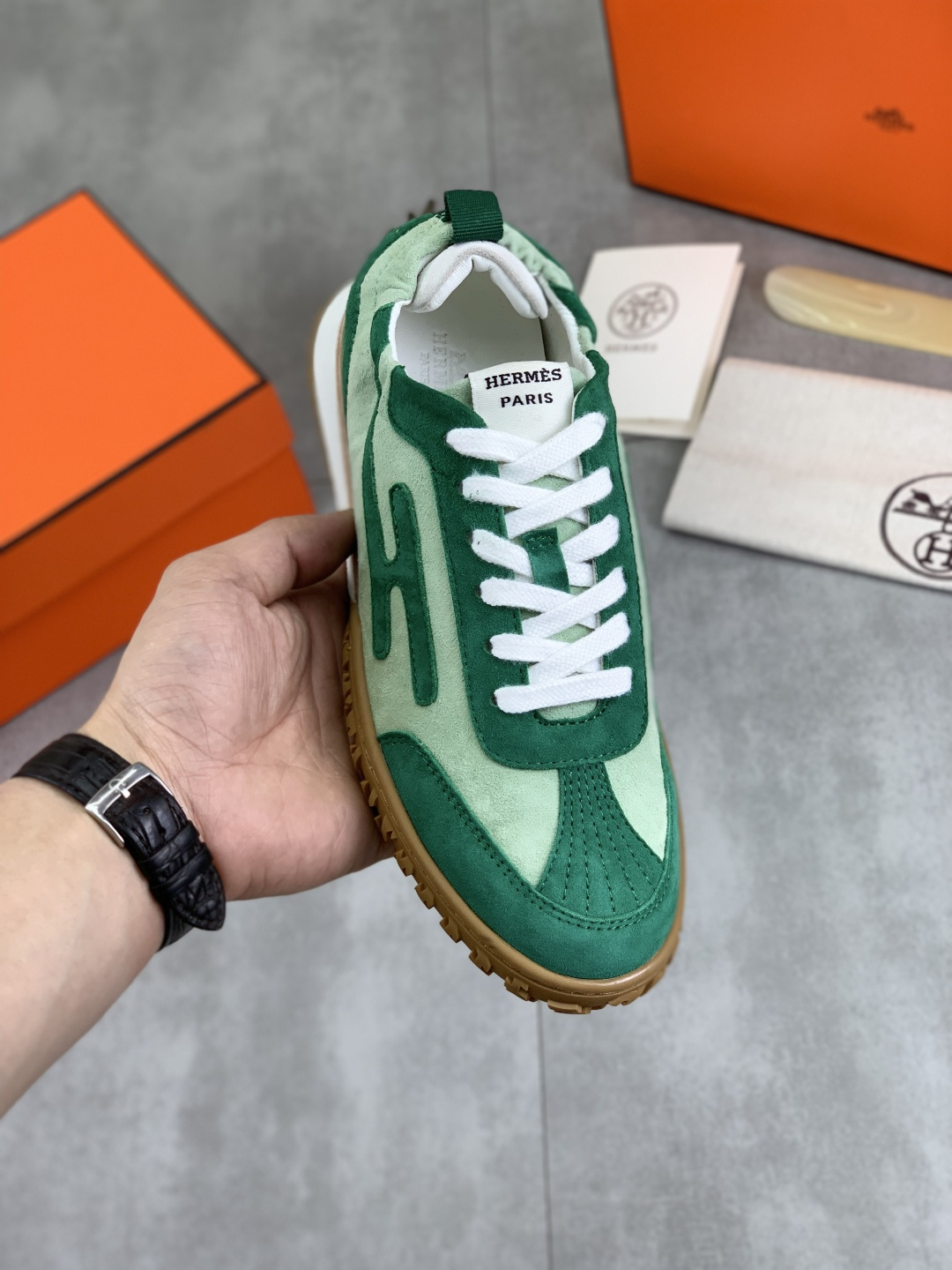 NO:347303,Real price Top version Original list Hermes men's Drift Sneaker New summer casual sneakers Original purchase and development Made goods H family men's classic series Technology breathable fabric with cowhide Casual sports shoes Casual footwear sports dad shoes combined with high-tech breathable material and cowhide, side H family exclusive button decoration The outsole is full of H italic design and bright colors to show vitality, continuing the brand design inspiration. Walking through the city lightly, feeling unrestrained and comfortable. Delivery exquisite packaging Original customized breathable material + top layer cowhide inner cowhide footbed Large sole open mold to take PU + TPU material Size 35-45 Multiple colors available Boutique packaging, hermes, hermes, sneakers, cowhide19860909实价 顶级版本 原单 Hermes爱马仕男款 Drift Sneaker 夏季新款休闲运动鞋 原版购入开发 做货 H家男士经典系列 科技透气面料搭配牛皮 休闲运动鞋 休闲之履运动老爹鞋结合高科技透气材质与牛皮,侧面H家专属纽扣装饰 大底满满H斜体设计和鲜艳色彩展现活力,延续品牌设计灵感.轻盈漫步都市,感受无拘舒适. 配送精美包装 面料原版定制透气材质+头层牛皮 内里牛皮垫脚 大底开模抽空PU+TPU材质 Size 35-45 多款颜色可选 精品包装,,hermes,hermes,sneakers,cowhide,Men's shoes