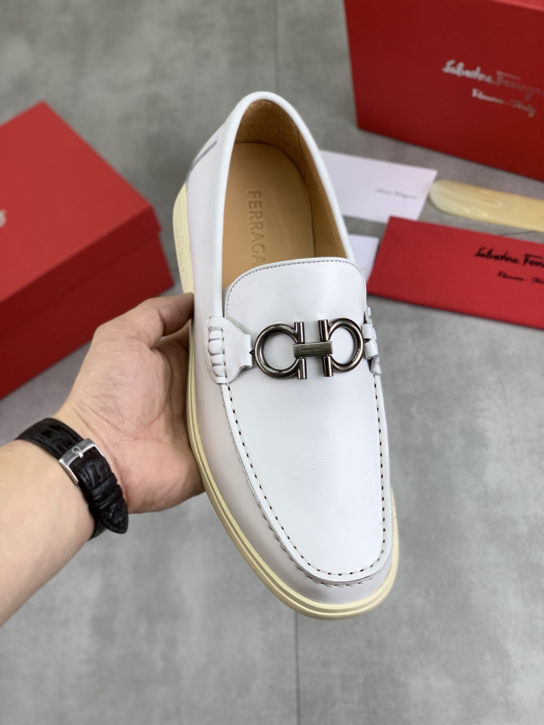 NO:621046,[Real price] Water-dyed cow leather [Salvatore Ferragamo] Ferragamo’s latest casual business leather shoes for men!  Listed simultaneously!  The fabric is made of specially imported original pebbled calfskin, and the lining is made of imported water-dyed cowhide. It is absolutely luxurious and leads the fashion trend. The matching code is 38-44 (45 and 46 can be customized). Black, brown, burgundy colors are available, Louis Vuitton, Ferragamo, Ferragamo, Cowhide19860909【实价】水染牛里【Salvatore Ferragamo】菲拉格慕 男士最新款休闲商务皮鞋！同步上市！面料采用专用进口原版荔枝纹小牛皮,内里采用进口水染牛皮,绝对的奢华打造,引领时尚潮流.配码38-44 (45 46可以定做) 黑色 棕色 酒红 款颜色可选,,louis vuitton,ferragamo,ferragamo,cowhide,Men's shoes