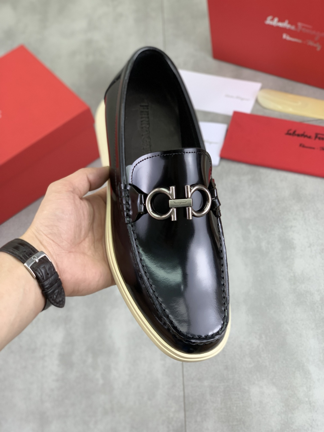 NO:621050,[Real price] Water-dyed cow leather [Salvatore Ferragamo] Ferragamo’s latest casual business leather shoes for men!  Listed simultaneously!  The fabric is made of specially imported original open-edge beaded calfskin, and the lining is made of imported water-dyed cowhide. It is absolutely luxurious and leads the fashion trend. The matching code is 38-44 (45 and 46 can be customized). Black, brown and burgundy colors are available, louis vuitton, ferragamo, ferragamo, cowhide19860909【实价】水染牛里【Salvatore Ferragamo】菲拉格慕 男士最新款休闲商务皮鞋！同步上市！面料采用专用进口原版开边珠小牛皮,内里采用进口水染牛皮,绝对的奢华打造,引领时尚潮流.配码38-44 (45 46可以定做) 黑色 棕色 酒红 款颜色可选,,louis vuitton,ferragamo,ferragamo,cowhide,Men's shoes