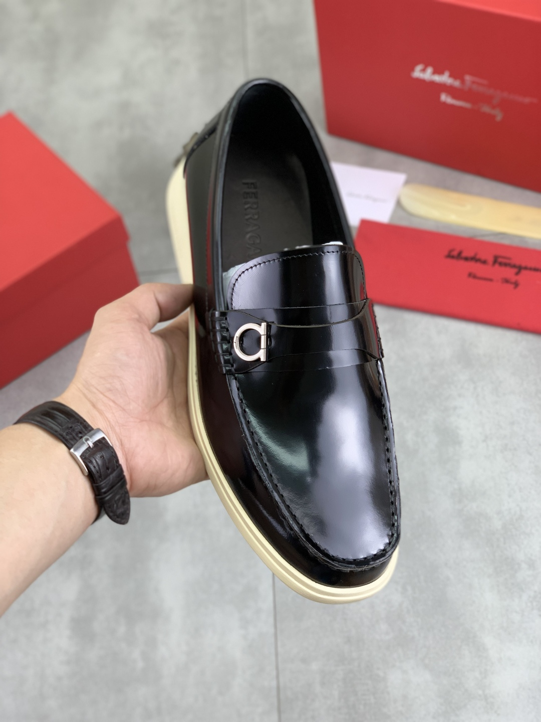 NO:621054,[Real price] Water-dyed cow leather [Salvatore Ferragamo] Ferragamo’s latest casual business leather shoes for men!  Listed simultaneously!  The fabric is made of specially imported original open-edge beaded calfskin, and the lining is made of imported water-dyed cowhide. It is absolutely luxurious and leads the fashion trend. The matching code is 38-44 (45 and 46 can be customized). Black, brown and burgundy colors are available, louis vuitton, ferragamo, ferragamo, cowhide19860909【实价】水染牛里【Salvatore Ferragamo】菲拉格慕 男士最新款休闲商务皮鞋！同步上市！面料采用专用进口原版开边珠小牛皮,内里采用进口水染牛皮,绝对的奢华打造,引领时尚潮流.配码38-44 (45 46可以定做) 黑色 棕色 酒红 款颜色可选,,louis vuitton,ferragamo,ferragamo,cowhide,Men's shoes