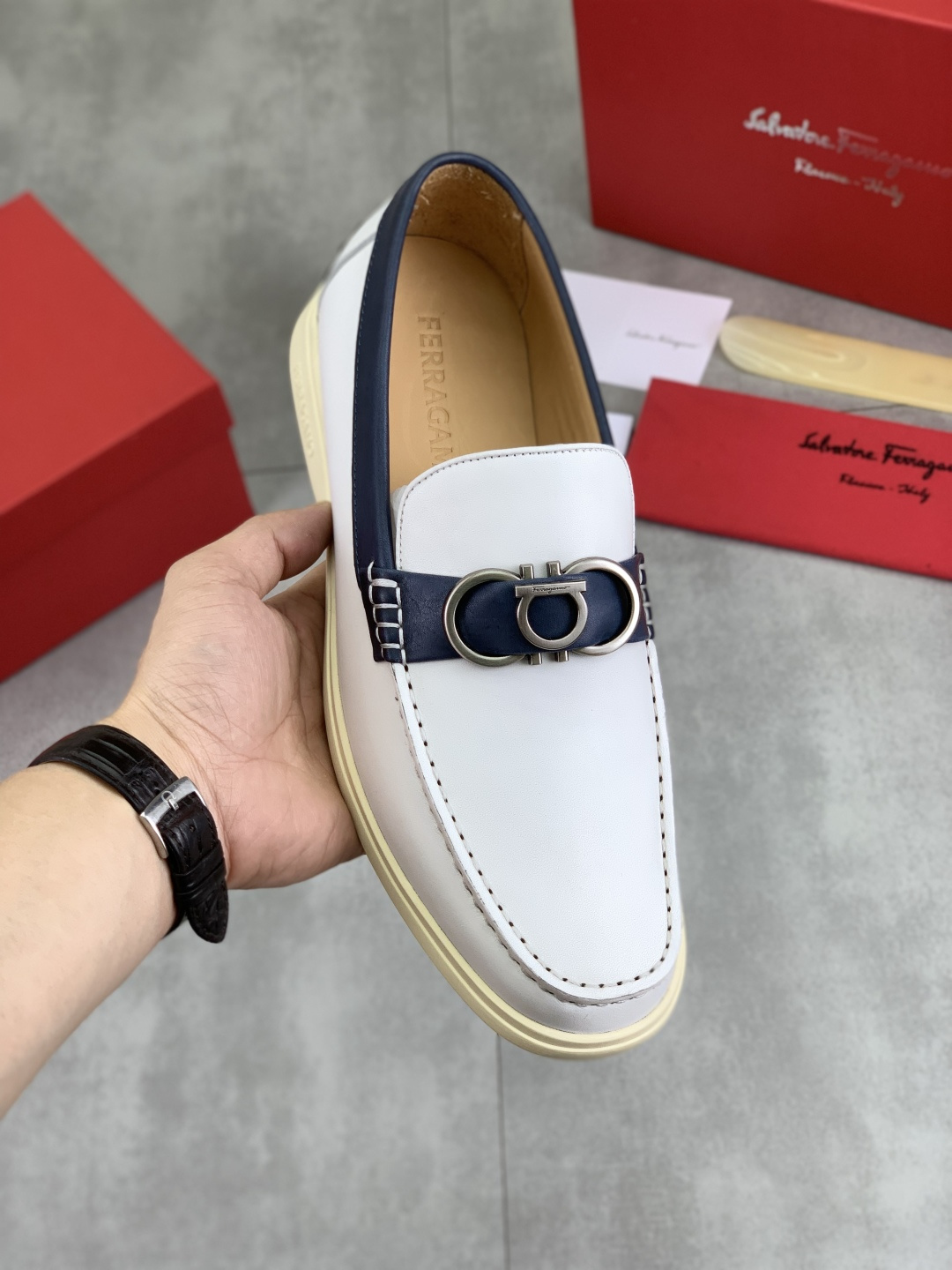 NO:347882,【Real Price】Soiled Beef 【Salvatore Ferragamo】Ferragamo Men’s latest casual business leather shoes!  Simultaneously launched!  The fabric is made of special imported original lychee pattern calf leather, and the inner part is made of imported water-dyed cowhide, which is absolutely luxurious and leads the fashion trend. Code 38-44 (45 46 can be customized) Black Brown Burgundy Color is available, louis vuitton, ferragamo, ferragamo, cowhide19860909【实价】水染牛里【Salvatore Ferragamo】菲拉格慕 男士最新款休闲商务皮鞋！同步上市！面料采用专用进口原版荔枝纹小牛皮,内里采用进口水染牛皮,绝对的奢华打造,引领时尚潮流.配码38-44 (45 46可以定做) 黑色 棕色 酒红 款颜色可选,,louis vuitton,ferragamo,ferragamo,cowhide,Men's shoes