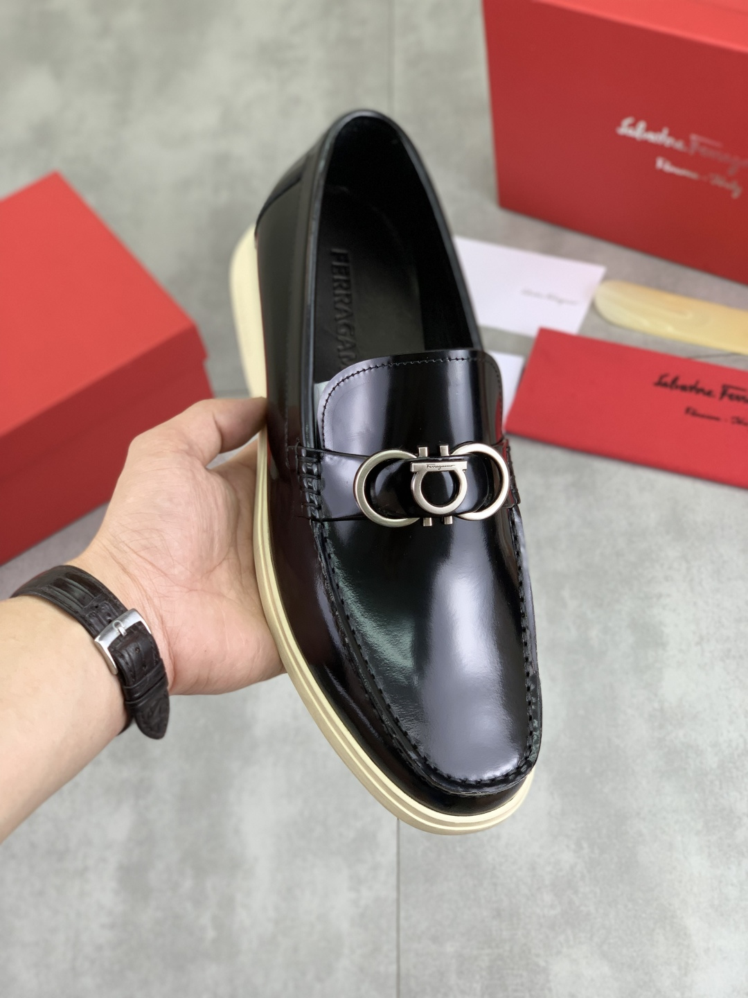 NO:347901,【Real Price】Soiled Beef 【Salvatore Ferragamo】Ferragamo Men’s latest casual business leather shoes!  Simultaneously launched!  The fabric is made of special imported original beaded calfskin, and the inner part is made of imported water-dyed cowhide, which is absolutely luxurious and leads the fashion trend. Code 38-44 (45 46 can be customized) Black Brown Burgundy Color is available, louis vuitton, ferragamo, ferragamo, cowhide19860909【实价】水染牛里【Salvatore Ferragamo】菲拉格慕 男士最新款休闲商务皮鞋！同步上市！面料采用专用进口原版开边珠小牛皮,内里采用进口水染牛皮,绝对的奢华打造,引领时尚潮流.配码38-44 (45 46可以定做) 黑色 棕色 酒红 款颜色可选,,louis vuitton,ferragamo,ferragamo,cowhide,Men's shoes