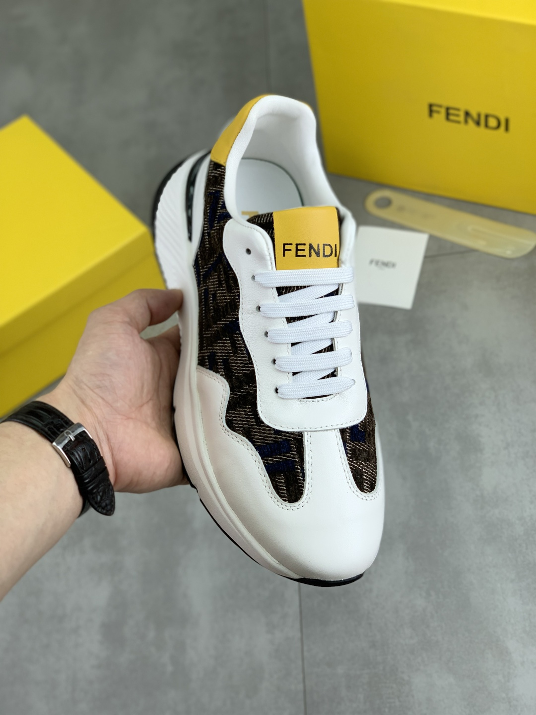 NO:348768,【Real Price】Little Monster New FENDI New Model Simple routing effect, presenting a grand and elegant and cool driving shoes. It uses imported calfskin + top-layer pigskin inner material, exquisite workmanship, comfortable feet. It is matched with any dress, showing taste and temperament, low-key luxury design is simple and elegant, noble and fashionable are loved and favored by trendy men. Size38-44 2 colors available,,fendi,fendi,cowhide,smaid19860909【实价】小怪兽 新款 FENDI（芬迪）新款 简约的走线效果,呈现出大气优雅且炫酷的驾车鞋 采用进口小牛皮+头层猪皮内里材质精良做工细致 脚感舒适.搭配任意着装都尽显品位、气质,低调奢华设计简约大气 高贵时尚备受潮流男士的喜爱与青睐size38-44 2色可选,,fendi,fendi,cowhide,Men's shoes