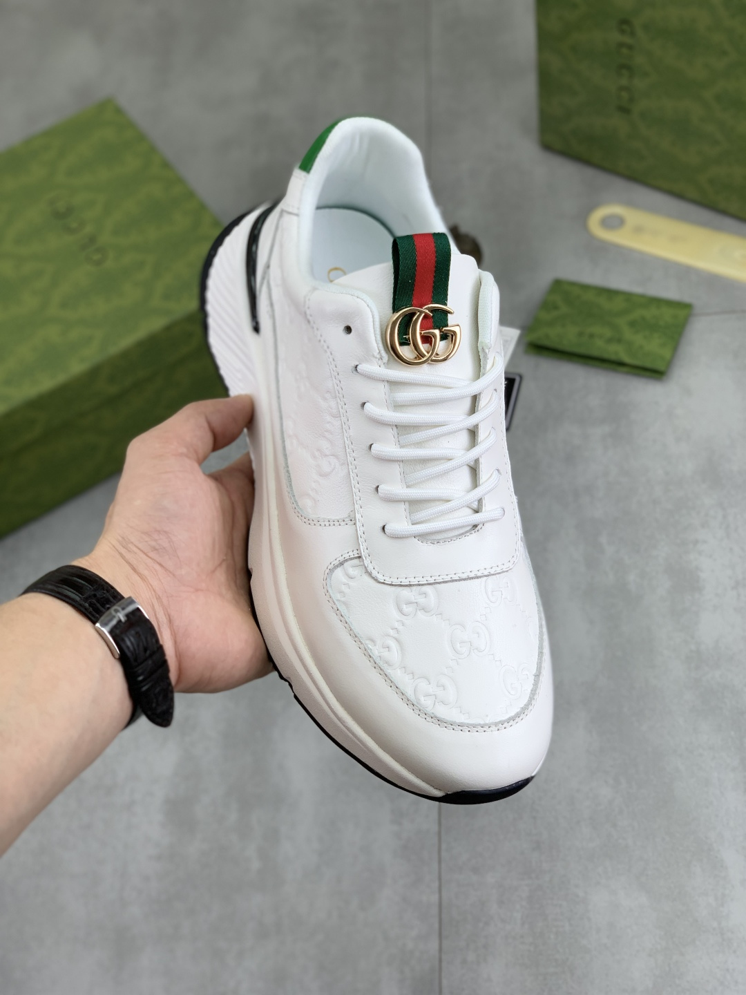 NO:348787,[Real Price] (Guqi GUCCI) official website latest casual and fashionable men's shoes, the hot style is simple and atmospheric, exclusive to trendy men. The unique official website latest brand double G element Guqi original decoration, fashionable and generous, original calfskin imported from the fabric, top layer pig skin inner lining, official website designated wear-resistant, lightweight original rubber casual sole, classic style real shot 38-44 (45 customized) 2 colors available, gucci, cowhide19860909【实价】（古奇GUCCI）官网最新款休闲时尚男鞋,爆款版型简洁大气,潮男专属.独有的官网最新品牌双G素元素古奇原版装饰,时尚又大方,面料原版小牛皮全进口头层猪皮内里,官网指定耐磨、轻便原版橡胶休闲大底,经典款实物拍摄38-44（45 定做）2款颜色可选,,gucci,cowhide,Men's shoes