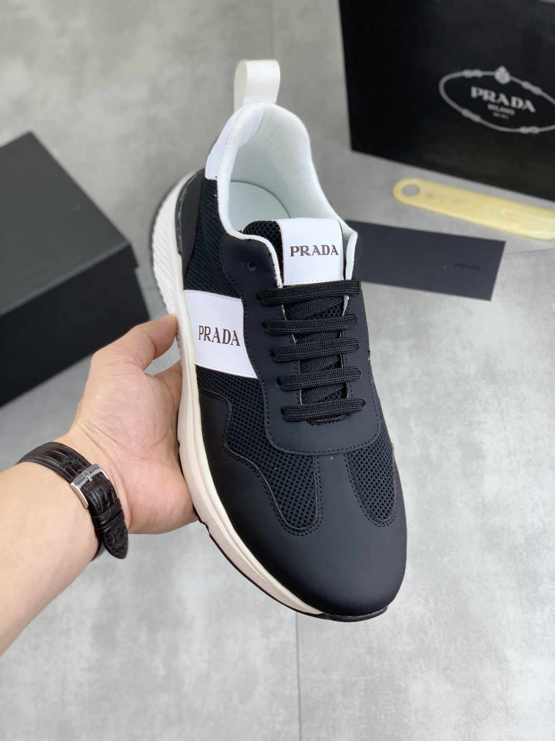 NO:348748,[Real Price] The classic hot product on the official website is on the market, a century of timelessness, the trendy brand (Prada Prada) mainly promotes the hot product, avant-garde and versatile fashion men's shoes private version, cowhide surface splicing 11 oil edges, fashionable and clean, original imported cowhide inner cowhide footbed; atmospheric personality is more trendy and eye-catching, it will subvert the old concept, and it must have fashion trendy and trendy people with you! Must keep it yourself! High-end comfortable, large and low, high-end quality workmanship. 38-44 (45 custom made) 2 colors available. Full set of packaging, prada, prada, cowhide19860909【实价】官网经典爆款上市,百年不过时, 潮牌（普拉达Prada）主推爆款,前卫百搭时尚男鞋私版开模,牛皮面拼接11油边处理..时尚干脆、原版进口牛皮内里牛皮垫脚；大气个性更潮更抢眼更追求档次,它将颠覆旧念,与您共度时尚潮人必备! 必自留 ! 高端舒适大低,高端品质做工.码数38-44（45定做）2款颜色可选.全套包装,,prada,prada,cowhide,Men's shoes