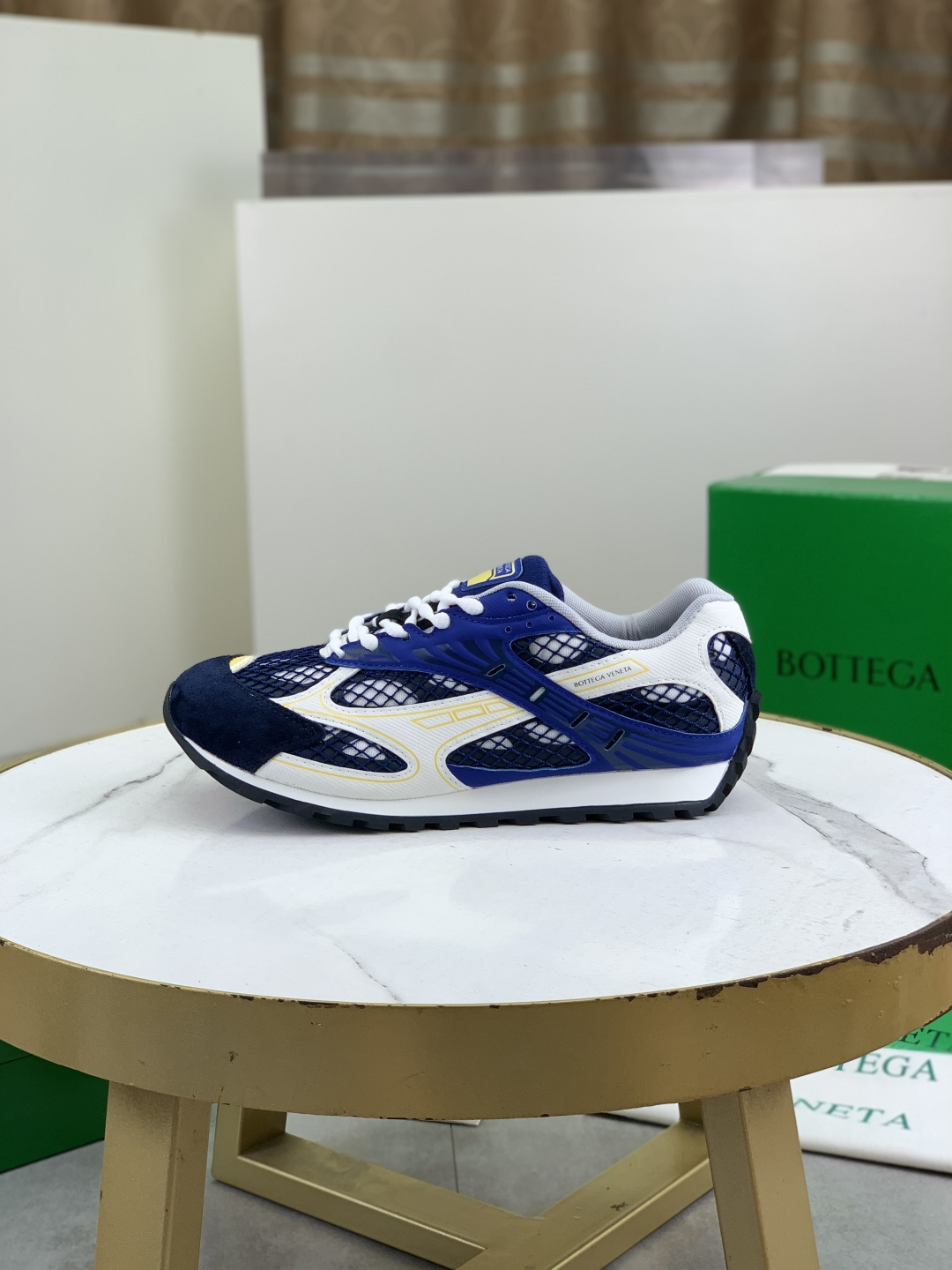 NO:345872,Real-price Bottega Veneta's new Orbit sneaker couples style This shoe is inspired by the shoe profile of the 1990s sneakers. Its characteristics are the application of mesh texture and the cross-covered heteromaterial upper. It is undoubtedly a tribute to the brand's famous 