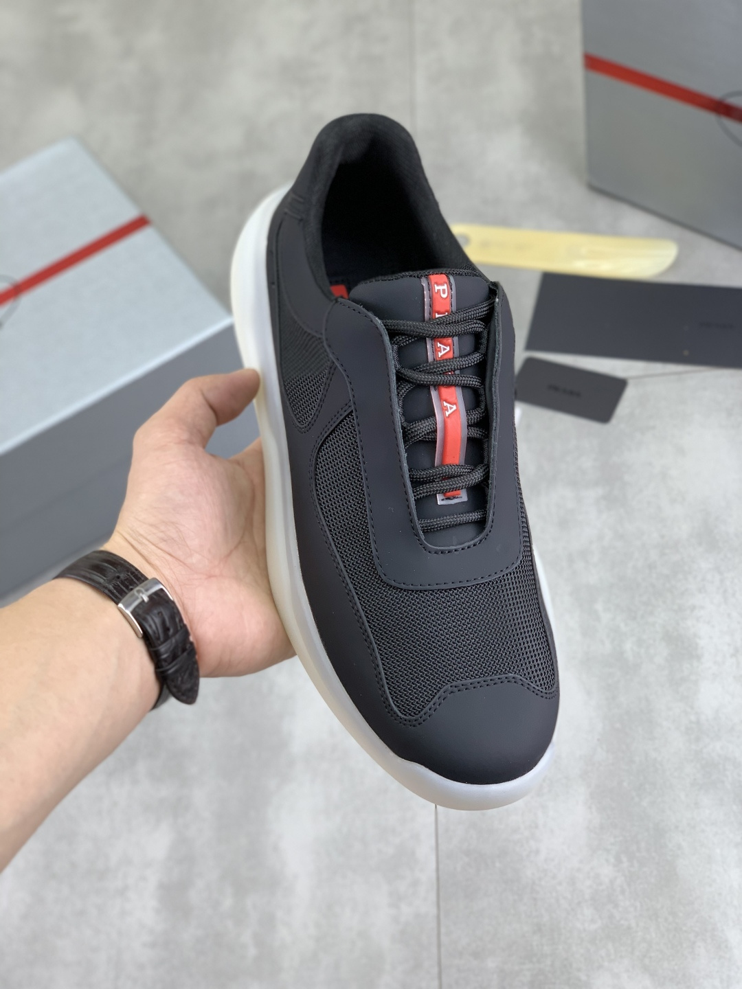 NO:355332,Real price (high version) The new PRADA (Prada) is on the market simultaneously, and the new men's shoes and fabrics are selected as original imported calfskin. The first layer imported calfskin inner lining. The original calfskin footrest!  Original mold-opening anti-slip PU large bottom, exquisite lines, simple and atmospheric, super comfortable and upscale, leisure and travel. Number of codes: 38-45 (46 customized) 3 colors available, prada, prada, cowhide19860909实价 (高版本) 新款PRADA (普拉达)同步经典款上市, 新款男鞋、面料精选原版进口小牛皮.头层进口牛皮内里.原版牛里垫脚！原版开模防滑PU大底,精美线条、简约大气,上脚感超级舒适上档次、休闲旅游.码数:38-45（46定制）3款颜色可选,,prada,prada,cowhide,Men's shoes