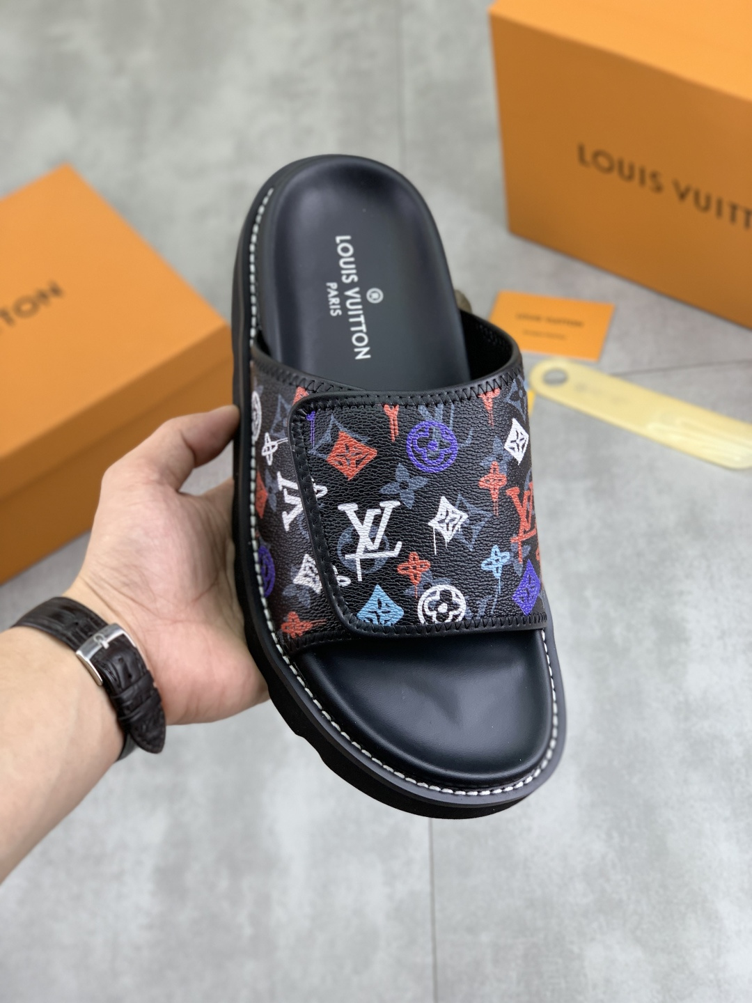 NO:349965,【Real Price】High-quality【LOUIS VUITTON】The official website hit Louis Vuitton LV men's slippers are released simultaneously!  Imported original fabrics from Italy Original factory special original base Number 38-44 (45 customized) A wide variety of colors available, louis vuitton, louis vuitton, louis vuitton, slippers19860909【实价】 高品质【LOUIS VUITTON】官网爆款路易威登 LV男士拖鞋 同步发售 ！意大利进口原版面料 原厂特供原版底 码数38-44（45定做）超多款颜色可选,,louis vuitton,louis vuitton,louis vuitton,slippers,Men's shoes