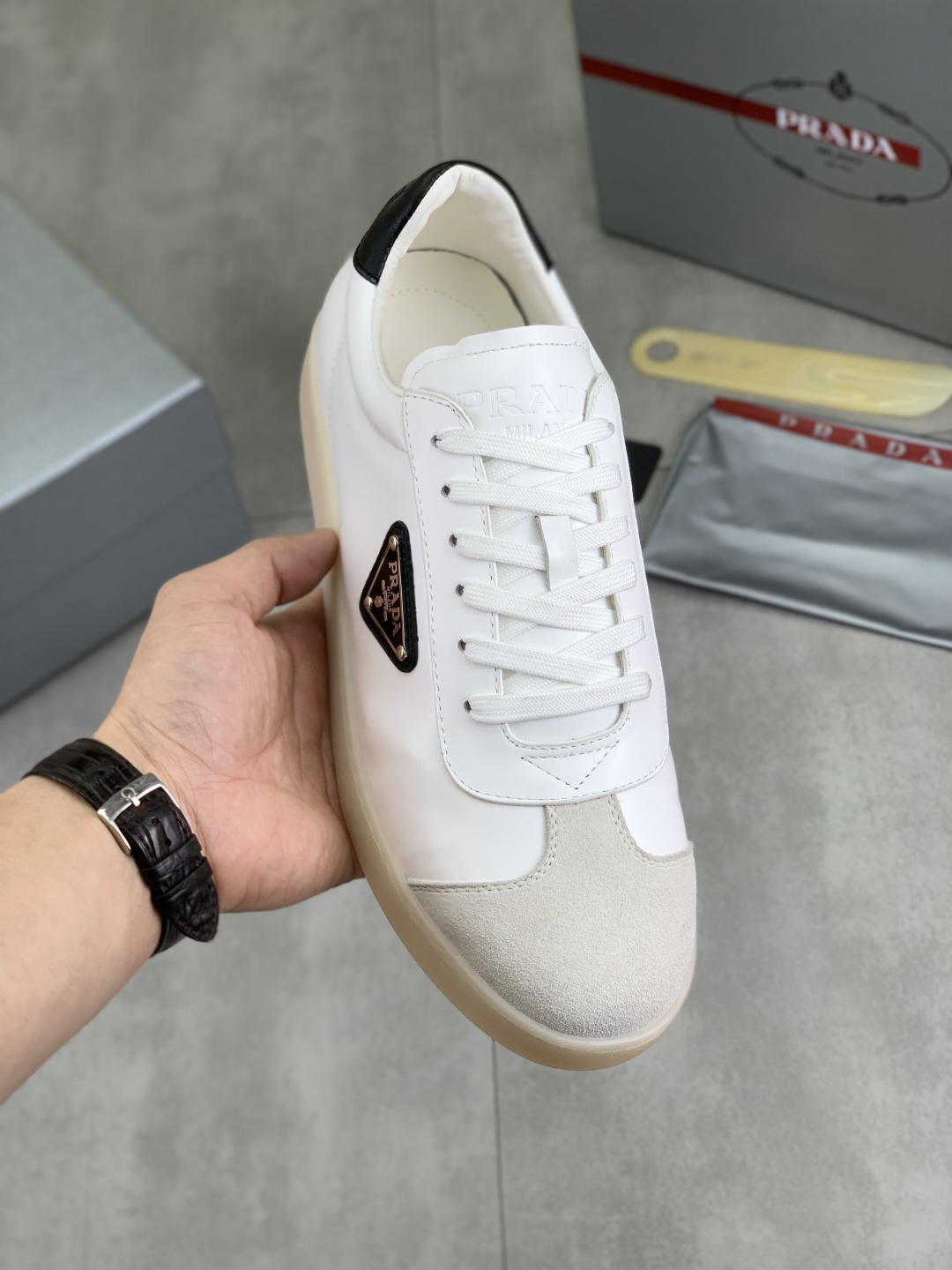 NO:351015,[Real Price] The official website hits the hottest model, the trendy brand (Prada Prada) is mainly promoted by popular models, avant-garde and versatile fashion men's shoes are open in private version, cowhide surface splicing 11.. Fashionable and crisp, original imported cowhide inner cowhide footbed; atmospheric personality is more trendy and eye-catching and pursue grade, it will subvert the old concept, and it must have fashion trendy and fashionable people with you! You must keep it yourself! High-end comfortable, high-end quality workmanship. Number of 38-45; black and white is optional.,,prada,prada,cowhide19860909【实价】官网爆款上市, 潮牌（普拉达Prada）主推爆款,前卫百搭时尚男鞋私版开模,牛皮面拼接11..时尚干脆、原版进口牛皮内里牛皮垫脚；大气个性更潮更抢眼更追求档次,它将颠覆旧念,与您共度时尚潮人必备! 必自留 ! 高大上的舒适大低,高端品质做工.码数38-45；黑色 白色可选.,,prada,prada,cowhide,Men's shoes