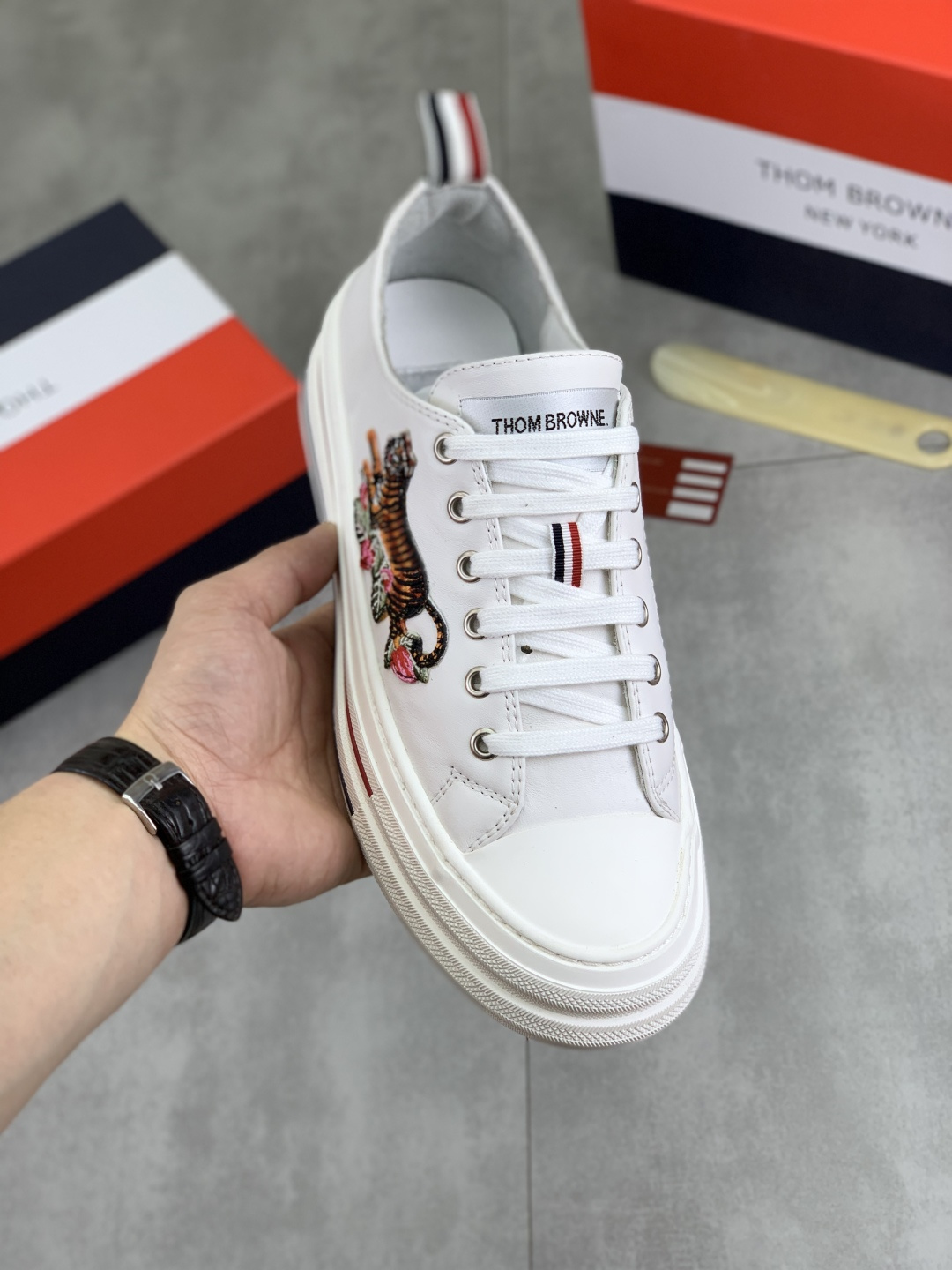 NO:350985,Real price [THOM BROWNE (Tom Brown)] TB official website same model [Deei] original single popular sneakers, top layer cowhide with breathable fabric 11 original board, sheepskin inner shoe body accessories mold opening quality, dear, you are still worried about wearing and matching shoes, then you are your best choice!  38-44, both sports and leisure!  Black White optional, thom brown,sneakers,cowhide,sheepskin19860909实价【THOM BROWNE（汤姆.布朗）】TB官网同款[得意]原单爆款运动鞋 头层牛皮加透气布料11原板 羊皮内里鞋身配件开模 品质 亲们你还为穿着搭配鞋发愁那这款鞋你就是你不二的选择！38-44,运动休闲两不误哦！黑色 白色可选,,thom browne,sneakers,cowhide,sheepskin,Men's shoes