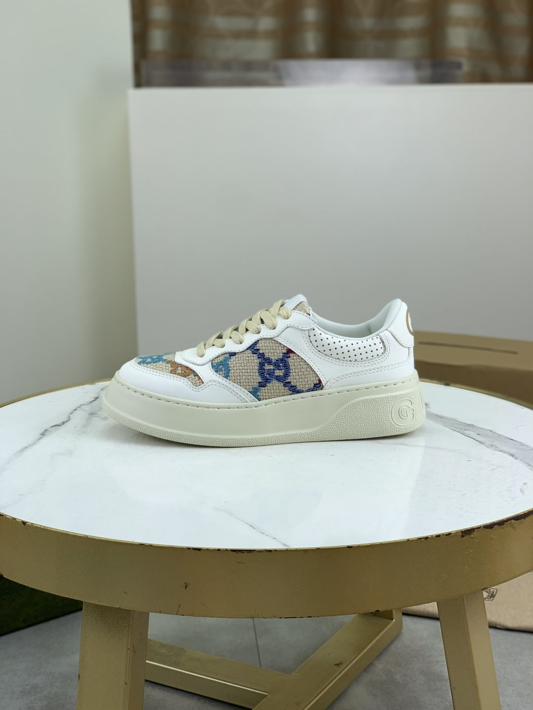 NO:351134,Real-price GUCCI Gucci High-end new series, couple biscuit shoes, thick-soled sneakers, this one is really great comfort, super light, comfortable and versatile, a must-have item, this item is full of interesting retro atmosphere. GH’s new series continues to find inspiration from daily life in other eras, and incorporates the essence of current design to create a refreshing design. This sneaker is made of GG printed canvas, decorated with classic double G letter interwoven patterns, highlighting the profound brand identity connotation. GG printed embossed leather, glossy leather details, and increases by 5CM. It will immediately enhance the aura when worn!  (with full packaged handbag) Aircraft box Size35-45,,gucci,gucci,gucci,sneakers19860909实价 GUCCI 古驰家 高版本全新系列,情侣饼干鞋,厚底运动鞋,这款的舒适度真的很绝,超级轻便舒适百搭,必备单品,这款单品充满了趣味十足的复古气息.G家全新系列继续从其他时代的日常生活中寻找灵感,并融入当下的设计精髓,打造令人耳目一新的设计.这款运动鞋采用GG印花帆布制作,饰以经典双G字母交织图案,突显深厚的品牌标识内涵.GG印花压纹皮革,饰光面皮革细节,增高5CM 穿上立马提升气场！（配全套包装手提袋）飞机盒 Size35-45,,gucci,gucci,gucci,sneakers,Men's shoes