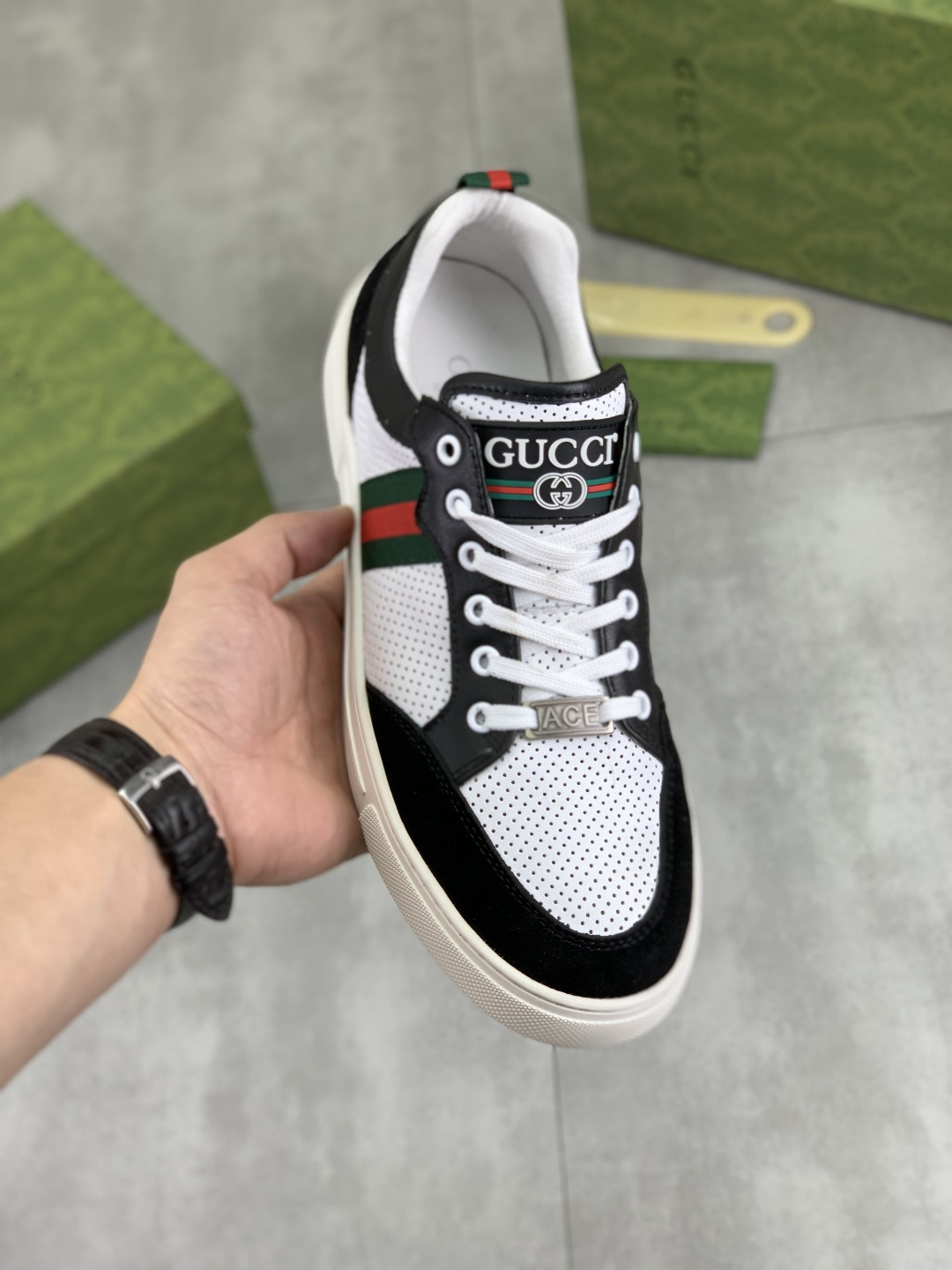 NO:346068,[Real Price] Gucci Gucci official website's latest classic casual and fashionable men's shoes, the style is simple and atmospheric, exclusive to trendy men. The latest official website's latest brand elements Gucci original decoration, fashionable and generous, fabric original soft calfskin made Comfortable soft pigskin inner official website designated wear-resistant rubber sole_full of elasticity, classic style real shooting color 2 colors available in 2 colors, ,gucci,gucci,cowhide19860909【实价】 古驰 Gucci官网最新款经典休闲时尚男鞋爆款版型简洁大气,潮男专属.独有的官网最新品牌元素古奇原版装饰,时尚又大方,面料原版柔软小牛皮制作 舒适的柔软猪皮内里 官网指定耐磨橡胶大底_弹力十足,经典款实物拍摄颜色2色可选码数38-44,,gucci,gucci,cowhide,Men's shoes