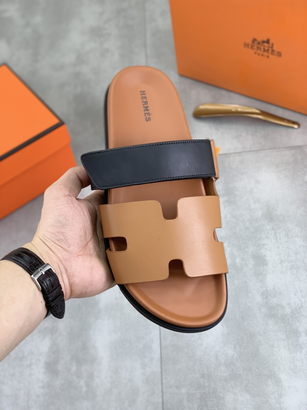 NO:346646,Real price [HERMES] high-end quality new Hermes slippers, imported calfskin, wear-resistant and non-slip rubber outsole. Fashionable and atmospheric Size 39-44 (45 46 customized),,hermes,hermes,slippers,cowhide19860909实价【HERMES】高端品质 新款爱马仕拖鞋,面料进口小牛皮,耐磨防滑橡胶大底.时尚大气 码数39-44（45 46 订做）,,hermes,hermes,slippers,cowhide,Men's shoes