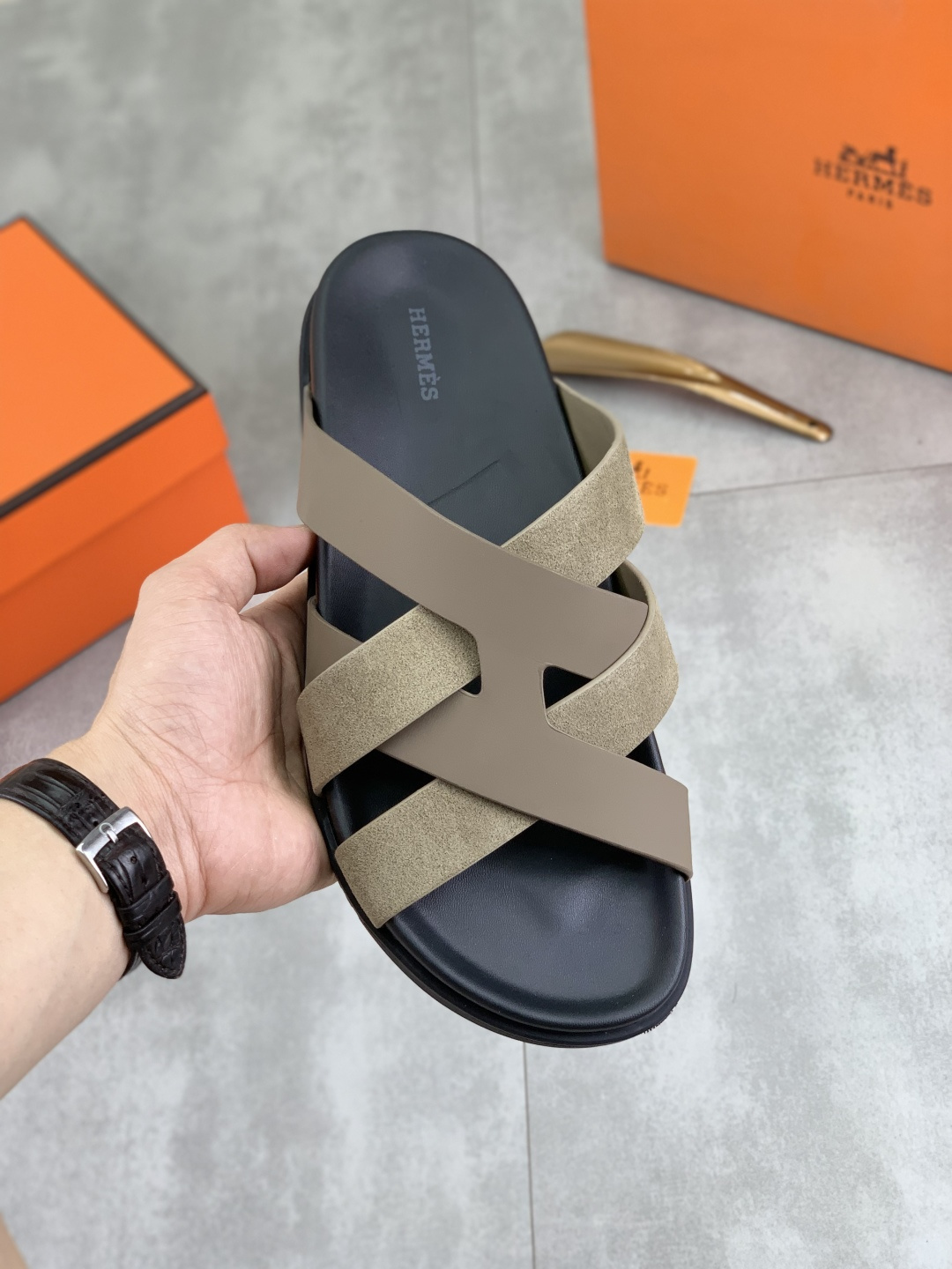NO:346664,Real price [HERMES] high-end quality new Hermes genuine leather slippers, imported calfskin, wear-resistant and non-slip rubber outsole. Fashionable and atmospheric Size 39-44 (45 46 customized),,hermes,hermes,slippers,cowhide19860909实价【HERMES】高端品质 新款爱马仕真皮拖鞋,面料进口小牛皮,耐磨防滑橡胶大底.时尚大气 码数39-44（45 46 订做）,,hermes,hermes,slippers,cowhide,Men's shoes