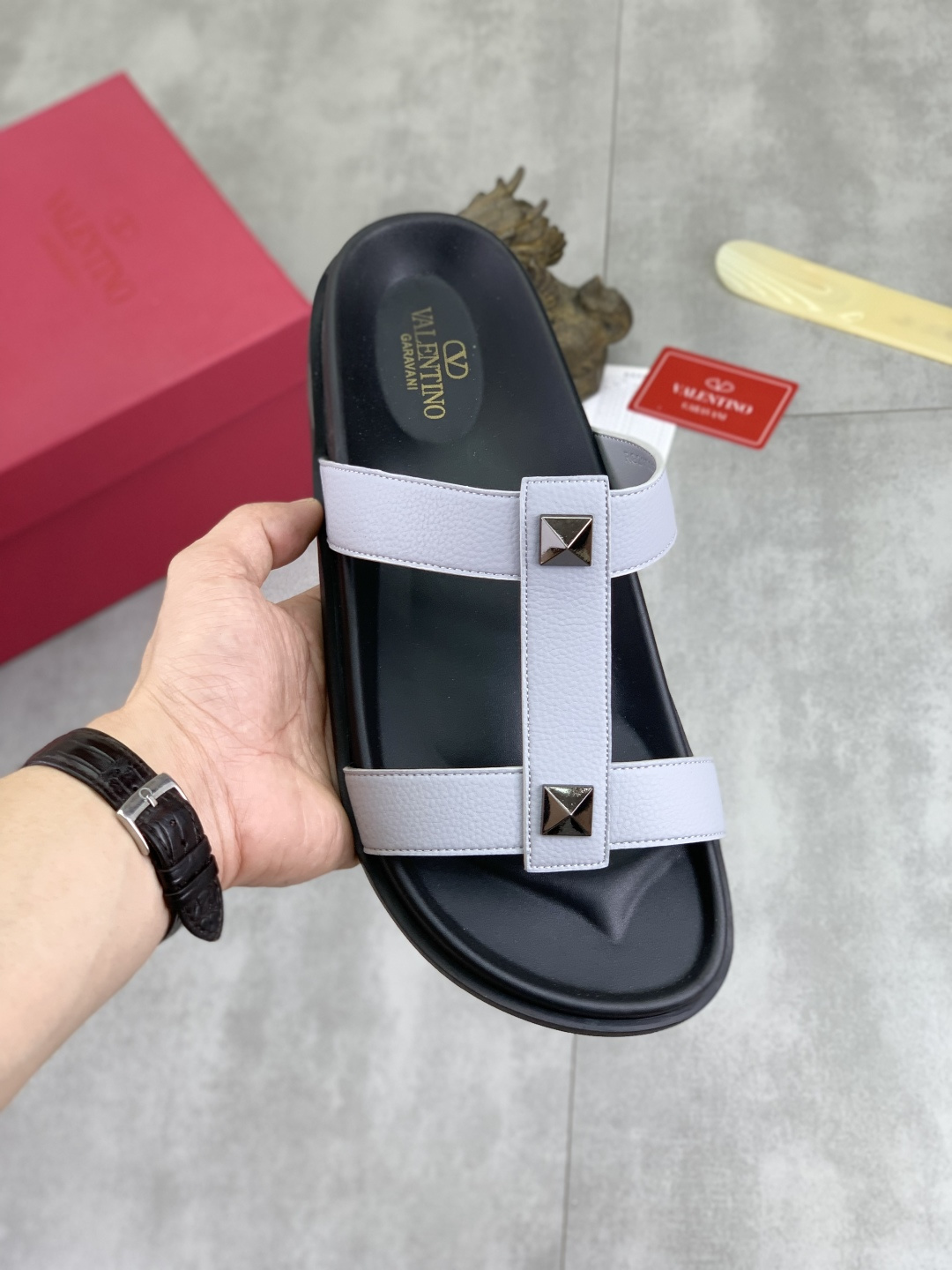 NO:346627,【Real price】High-quality slippers Valentino official website synchronizes the latest slippers The highest version of the market, accepts material comparison, shoe shape comparison, craftsmanship comparison, practical and textured, versatile for any occasion, the more you look, the more flavorful it is. Pure handcrafted craftsmanship - upper material, imported calfskin from Italy - high-quality water-dyeed sheepskin in the inner side - original private mold custom combination sole - Size39-44 (45 46 customized) A variety of colors are available, valentino, slippers, cowhide, sheepskin19860909【实价】 高品质拖鞋 华伦天奴官网同步最新款拖鞋 市场最高版本的,接受材质对比 鞋型对比 工艺对比 实用又有质感·百搭适用任何场合、越看越有味道.纯手工工艺 -鞋面材质,意大利进口小牛皮 -内里优质水染羊皮 -原版私模定制组合大底 -Size39-44（45 46定做） 颜色多款颜色可选,,valentino,slippers,cowhide,sheepskin,Men's shoes