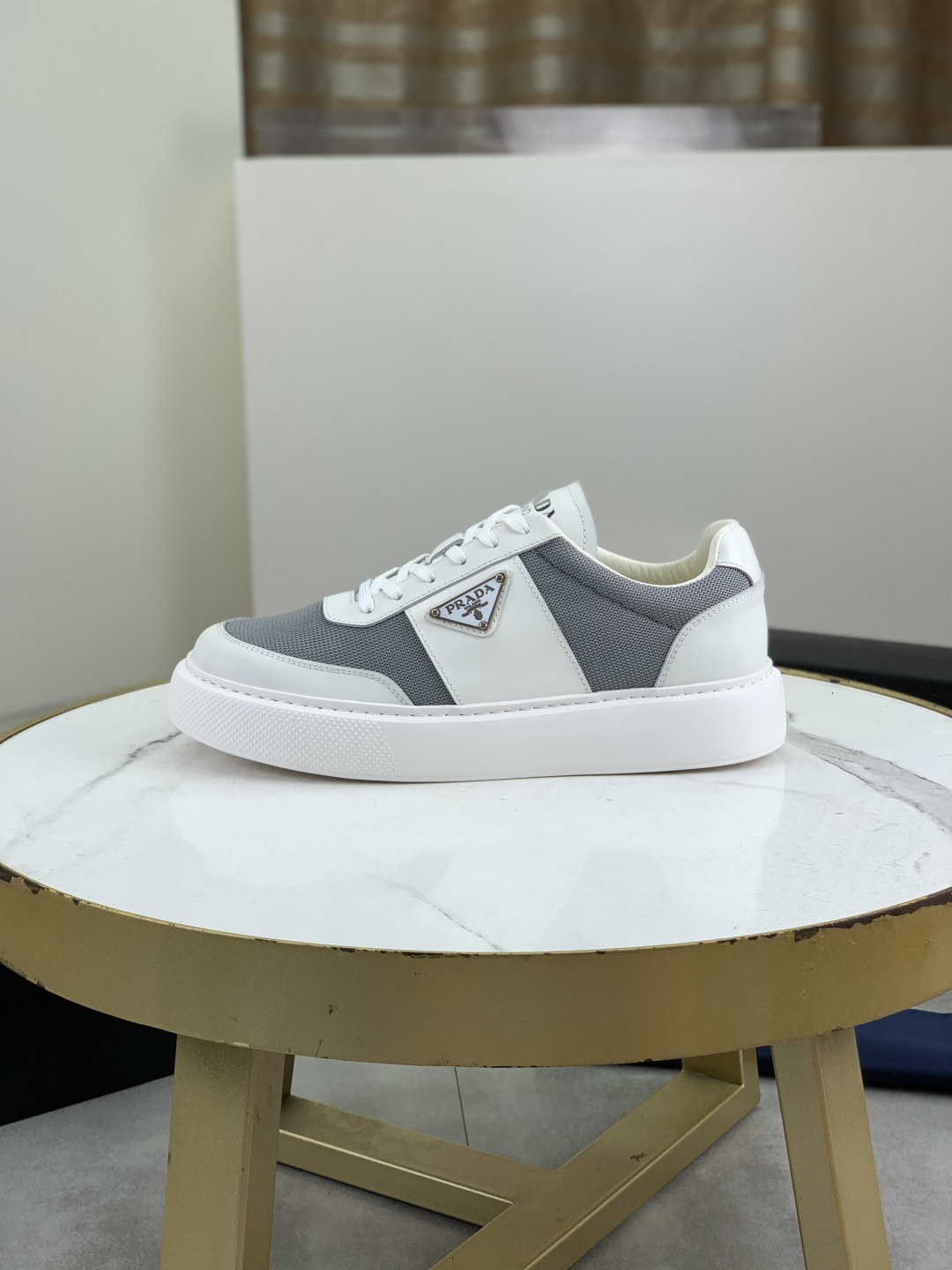 NO:346992,Real price, top quality, classic hits on the official website, a century of timeless, trendy brand (Prada PRADA) mainly promotes popular products, avant-garde and versatile fashion men's shoes private version, cowhide surface splicing 11 oil edges, fashionable and clean, original imported cowhide inner cowhide footbed; atmospheric personality, more trendy and eye-catching, it will subvert the old concept, and be a must for fashion trendy people with you! Must keep it yourself! High-end comfortable color change, large and low, high-end quality workmanship. Number of 38-44 (45 can be customized); 5 colors are available. Full package, prada, prada, cowhide19860909实价 顶级品质 官网经典爆款上市,百年不过时, 潮牌（普拉达PRADA）主推爆款,前卫百搭时尚男鞋私版开模,牛皮面拼接11油边处理..时尚干脆、原版进口牛皮内里牛皮垫脚；大气个性更潮更抢眼更追求档次,它将颠覆旧念,与您共度时尚潮人必备! 必自留 ! 高端舒适改色大低,高端品质做工.码数38-44（45 可以定做）；5款颜色可选.全套包装,,prada,prada,cowhide,Men's shoes