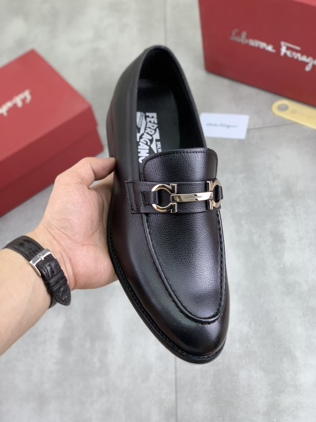 NO:348185,[Real Price] Yangli [Ferragamo] High-end men's formal business leather shoes, original 11 items!  Original imported calfskin, original metal buckle, imported sheepskin inner footbed Original outsole, men's shoes size 39-45 (customized for 38.46) black brown optional, ferragamo, cowhide, sheepskin19860909【实价】 羊里【菲拉格慕】高端男士正装商务皮鞋,原单11货！原版进口小牛皮,原版金属饰扣,进口羊皮内里垫脚 原版大底,男鞋码数39-45（38.46定做）黑色 棕色可选,,ferragamo,cowhide,sheepskin,Men's shoes