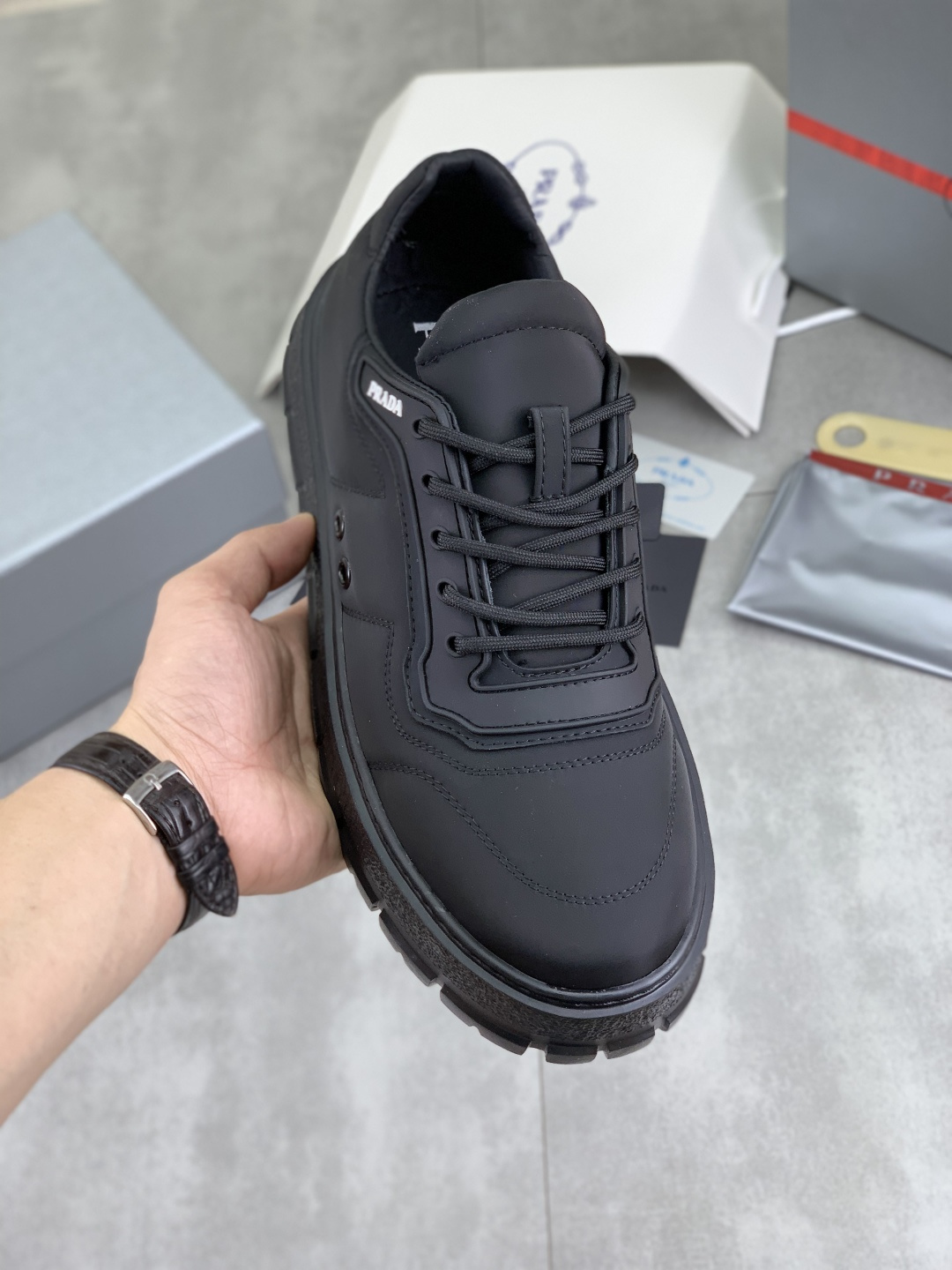 NO:348905,[Real Price] The official website hits the hottest model, the trendy brand (Prada Prada) is mainly promoted by popular models, avant-garde and versatile fashion men's shoes are open in private version, cowhide surface splicing 11.. Fashionable and crisp, original imported cowhide inner cowhide footsteps; atmospheric personality is more trendy and eye-catching and pursue grade, it will subvert the old concept, and it must be a fashion trendy and fashionable trendy with you! Must keep it yourself! High-end comfortable, large and low, high-end quality workmanship. Number of 38-45 4 optional.,,prada,prada,cowhide19860909【实价】官网爆款上市, 潮牌（普拉达Prada）主推爆款,前卫百搭时尚男鞋私版开模,牛皮面拼接11..时尚干脆、原版进口牛皮内里牛皮垫脚；大气个性更潮更抢眼更追求档次,它将颠覆旧念,与您共度时尚潮人必备! 必自留 ! 高大上的舒适大低,高端品质做工.码数38-45 4可选.,,prada,prada,cowhide,Men's shoes