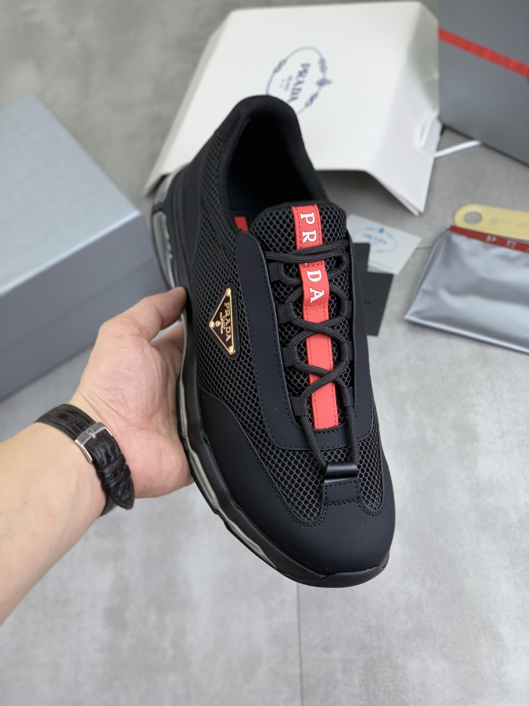 NO:348923,[Real Price] Top version The official website is launched with a hot product, air cushion shock-absorbing thick-soled trendy brand (Prada Prada) mainly promotes the popular product, avant-garde and versatile fashion men's shoes private version, cowhide surface splicing 11.. Fashionable and clean, original imported cowhide footbed; atmospheric personality, more trendy and eye-catching, it will subvert the old concept, and it must have fashion trends with you! Must keep it yourself! High-end comfortable, large and low, high-end quality workmanship. Number of 38-44 3 colors available.,,prada,prada,cowhide19860909【实价】顶级版本 官网爆款上市, 气垫减震厚底潮牌（普拉达prada）主推爆款,前卫百搭时尚男鞋私版开模,牛皮面拼接11..时尚干脆、原版进口牛皮垫脚；大气个性更潮更抢眼更追求档次,它将颠覆旧念,与您共度时尚潮人必备! 必自留 ! 高大上的舒适大低,高端品质做工.码数38-44 3色可选.,,prada,prada,cowhide,Men's shoes