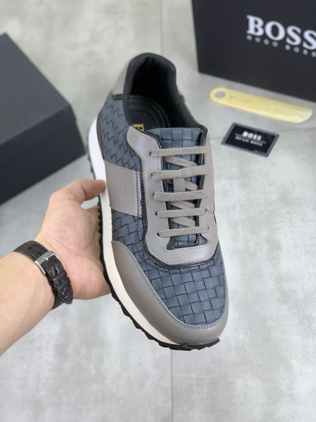 NO:349753,[Real Price] [BOSS] 2025 original lace-up men's shoes. Classic high-top casual shoes. This model is the official classic style, quality, made by famous original masters. It uses imported flying woven breathable fabric, comfortable and breathable mesh inner sheepskin insole, perfect last, generous and fashionable design, attracting the pursuit of many consumers. It is suitable for drivers to drive. What you want is the most quality in the market, gray color is optional. Number of sizes 38--44 (45 customized), sheepskin19860909【实价】【BOSS】2025原版系带男鞋 经典高帮款休闲鞋本款是官方主打经典款,质量,原厂名师制作,采用进口飞织透气面料舒适透气网布內里羊皮鞋垫,完美楦型,大方时尚的设计,吸引了众多消费者的追捧,适合司机驾车行驶,要的就是市场最品质,颜色灰色可选 码数38--44（45 定做）,,sheepskin,Men's shoes