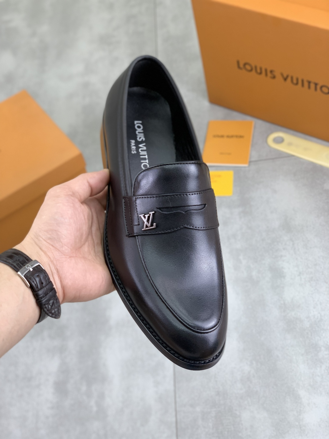 NO:828862,[Real price] Yangli [Louis Vuitton] LV high-end men's formal business leather shoes, original order 11 pieces!  Original imported calfskin, original metal buckle, imported sheepskin lining for feet. Original outsole, men's shoe size 39-45 (38.46 customized) black optional, louis vuitton, louis vuitton, cowhide, sheepskin19860909【实价】 羊里【路易威登】LV高端男士正装商务皮鞋,原单11货！原版进口小牛皮,原版金属饰扣,进口羊皮内里垫脚 原版大底,男鞋码数39-45（38.46定做）黑色 可选,,louis vuitton,louis vuitton,cowhide,sheepskin,Men's shoes