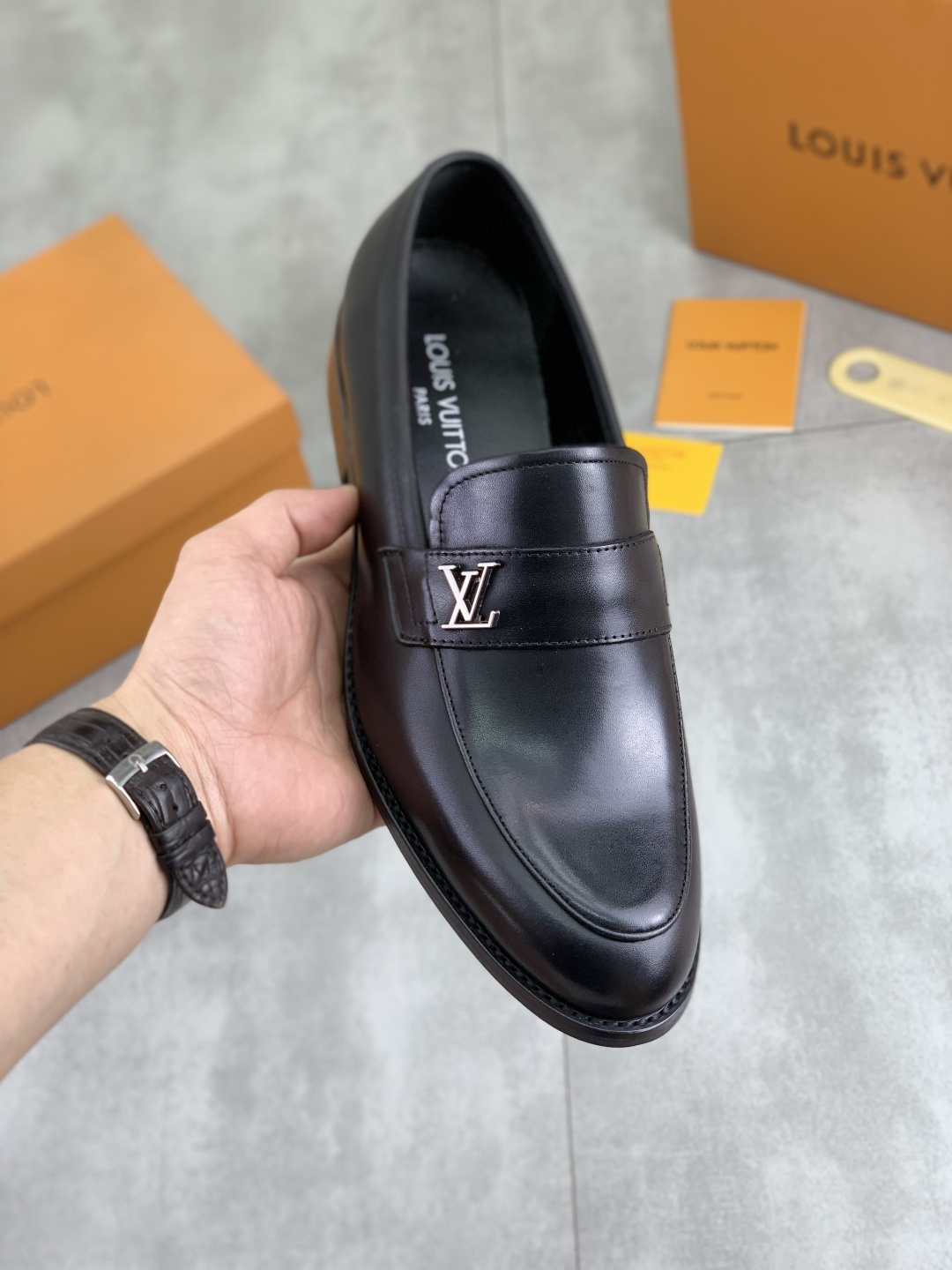 NO:350015,[Real Price] Yangli [Louis Vuitton] LV high-end men's formal business leather shoes, original 11 products!  Original imported calfskin, original metal buckle, imported sheepskin inner footbed Original outsole, men's shoes size 39-45 (38.46 customized) black optional, louis vuitton, louis vuitton, cowhide, sheepskin19860909【实价】 羊里【路易威登】LV高端男士正装商务皮鞋,原单11货！原版进口小牛皮,原版金属饰扣,进口羊皮内里垫脚 原版大底,男鞋码数39-45（38.46定做）黑色 可选,,louis vuitton,louis vuitton,cowhide,sheepskin,Men's shoes