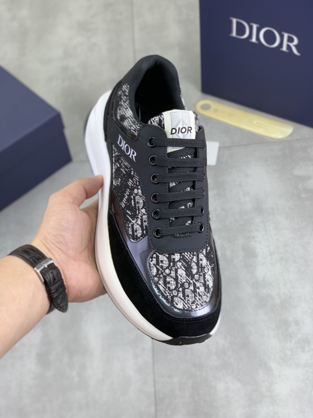 NO:351878,[Real Price] [Dior] 2025 Dior original lace-up low-top men's shoes. Classic casual shoes. This model is the official classic style, quality, made by famous original masters. It uses high-quality cowhide with original materials, comfortable and breathable mesh inner pig leather insole, perfect last, generous and fashionable design, attracting the pursuit of many consumers. It is suitable for drivers to drive. What you want is the best quality in the market, with 4 colors. Number of 38--44 (45 customized), dior, dior, cowhide19860909【实价】【Dior】2025迪奥原版系带低帮男鞋 经典款休闲鞋本款是官方主打经典款,质量,原厂名师制作,采用优质牛皮配原版材料舒适透气网布內里猪皮鞋垫,完美楦型,大方时尚的设计,吸引了众多消费者的追捧,适合司机驾车行驶,要的就是市场最品质,颜色4色 码数38--44（45定做）,,dior,dior,cowhide,Men's shoes