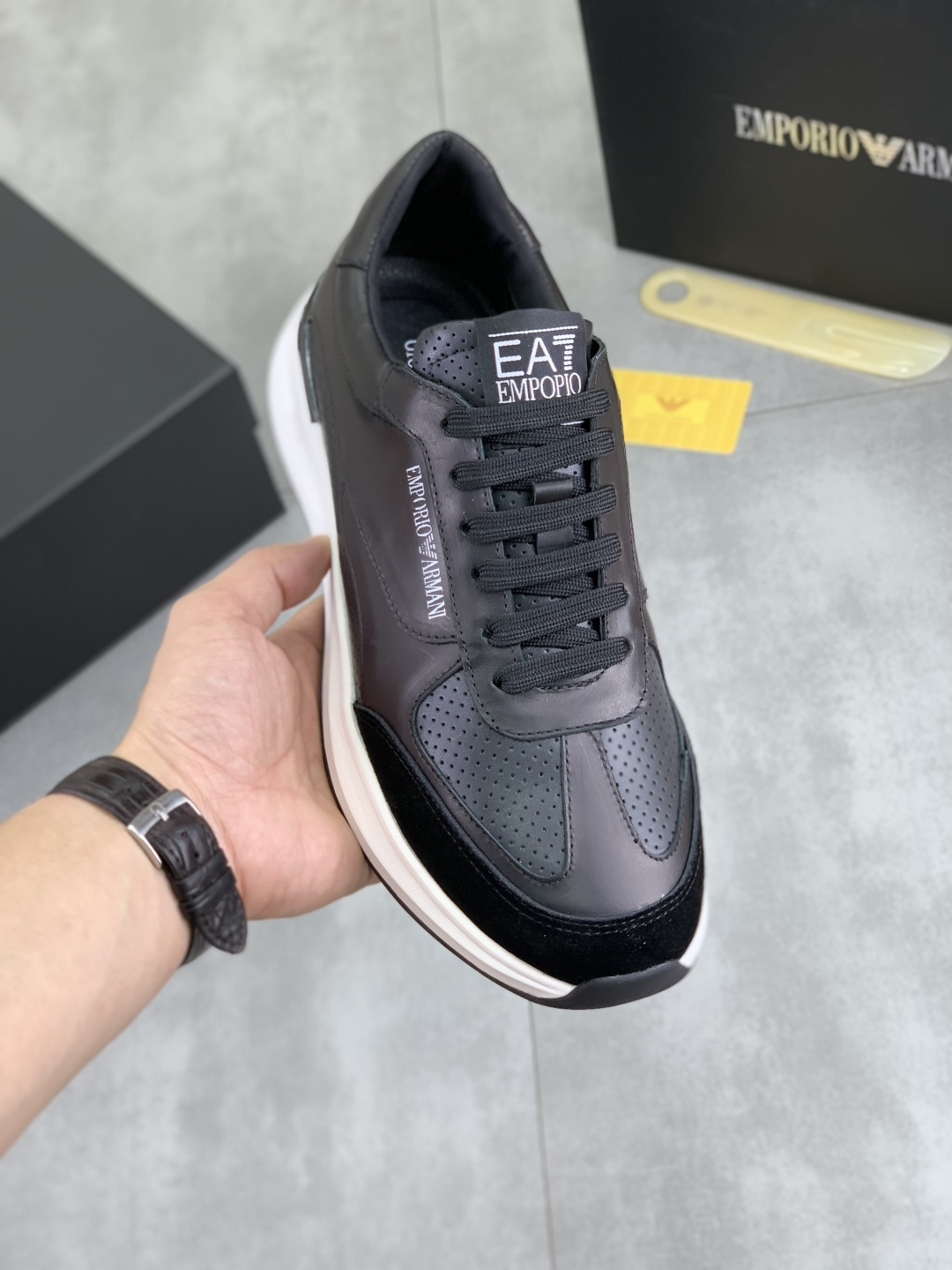 NO:351897,[Real Price] [Armani] New men's shoes are on the market, the material is perfect for all versions of the market. The highest quality imported original cowhide, the inner material is made of sheepskin inner lining, private mold soft TPU rubber comfortable sole, high comfort for the foot. Real-life shooting, imported special materials highlight the brand's unique charm 4 colors available, code number; 38-44 (45 customized),,armani,cowhide,sheepskin19860909【实价】【 阿玛尼】新款男鞋上市,材料做工完胜市场所有版本 最高品质进口原版牛皮,内里材料采用羊皮内里,私模软质TPU橡胶舒适大底,上脚舒适度高.实物拍摄,进口专用材料凸显品牌独特魅力 4色可选 码数；38-44（45 定做）,,armani,cowhide,sheepskin,Men's shoes